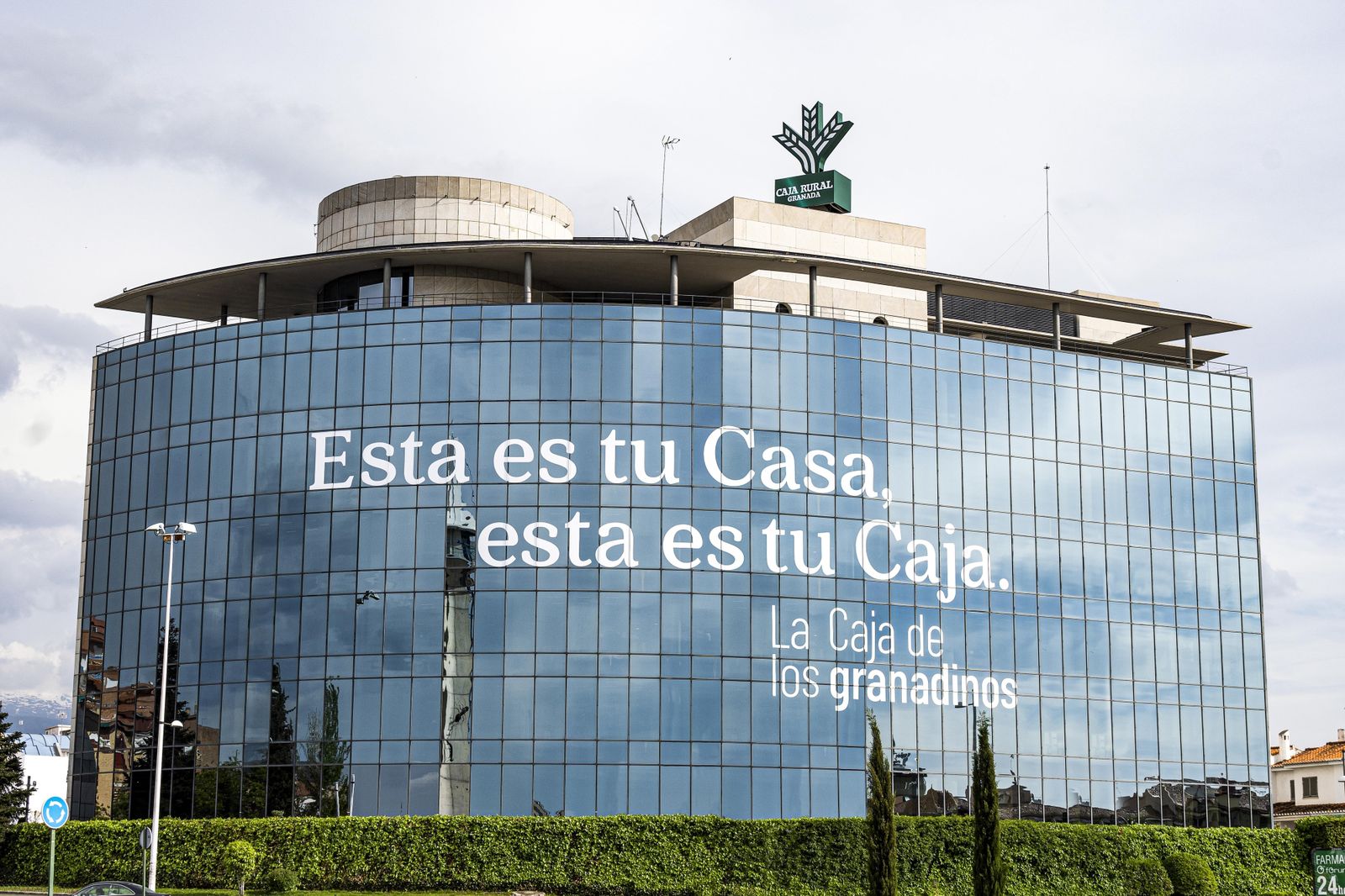 Actual imagen de la sede central de Caja Rural Granada.