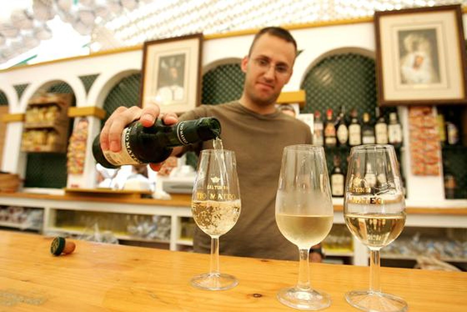 Un camarero de la caseta de El Transporte rellena una copa, ayer al mediodía.

Foto: Pascual