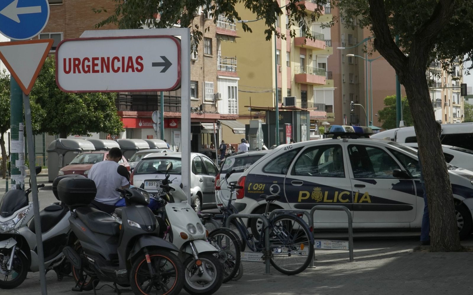 Un patrullero de la Policía Nacional, en la zona de Urgencias del Macarena.