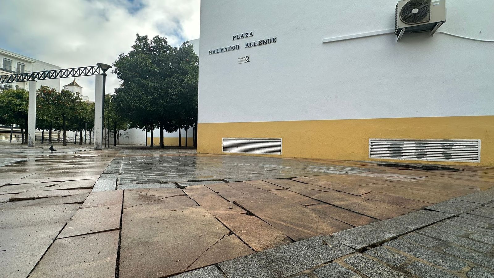 Estado del pavimento de la plaza Salvador Allende.