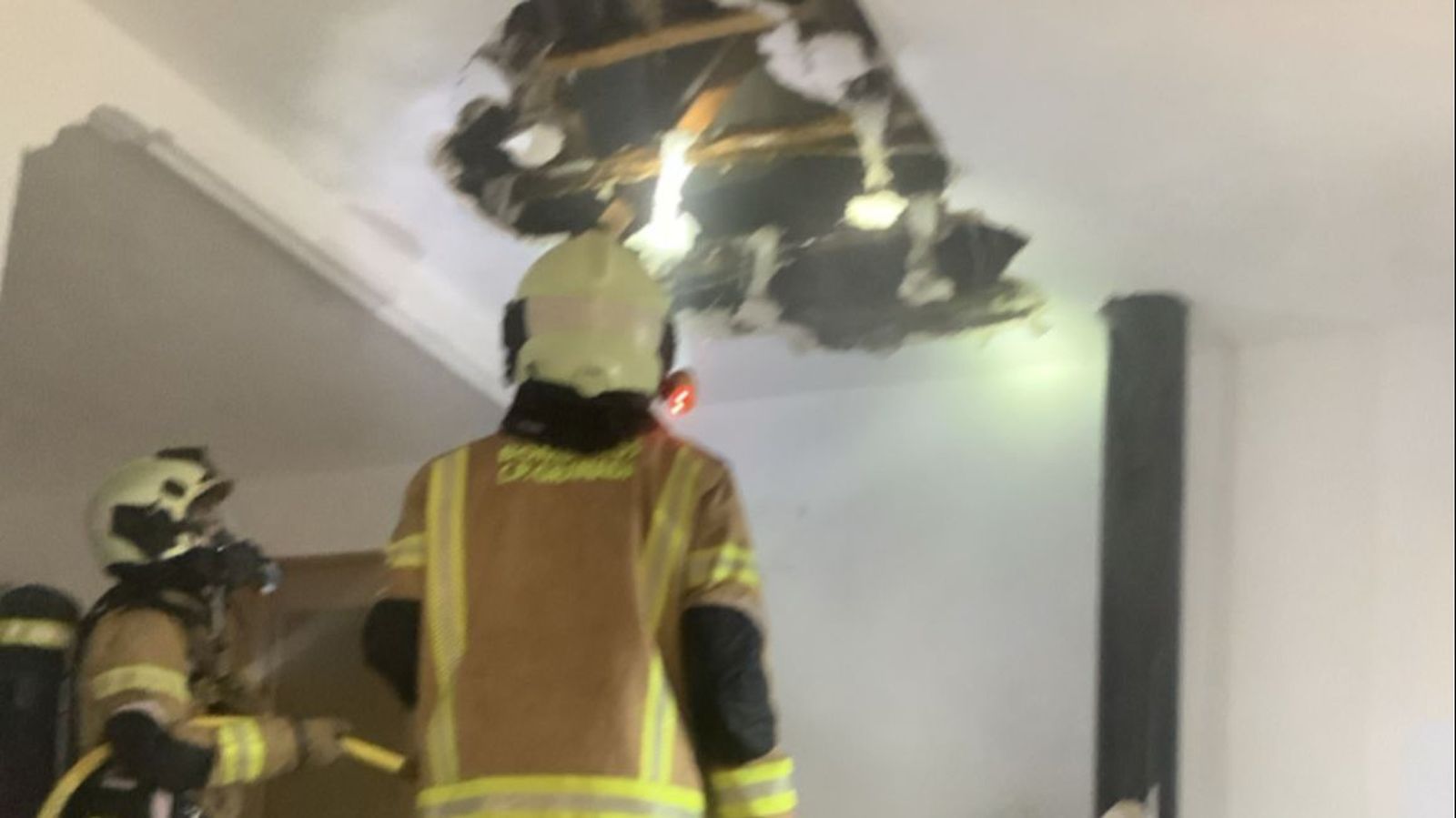 Los Bomberos trabajan en la vivienda afectada
