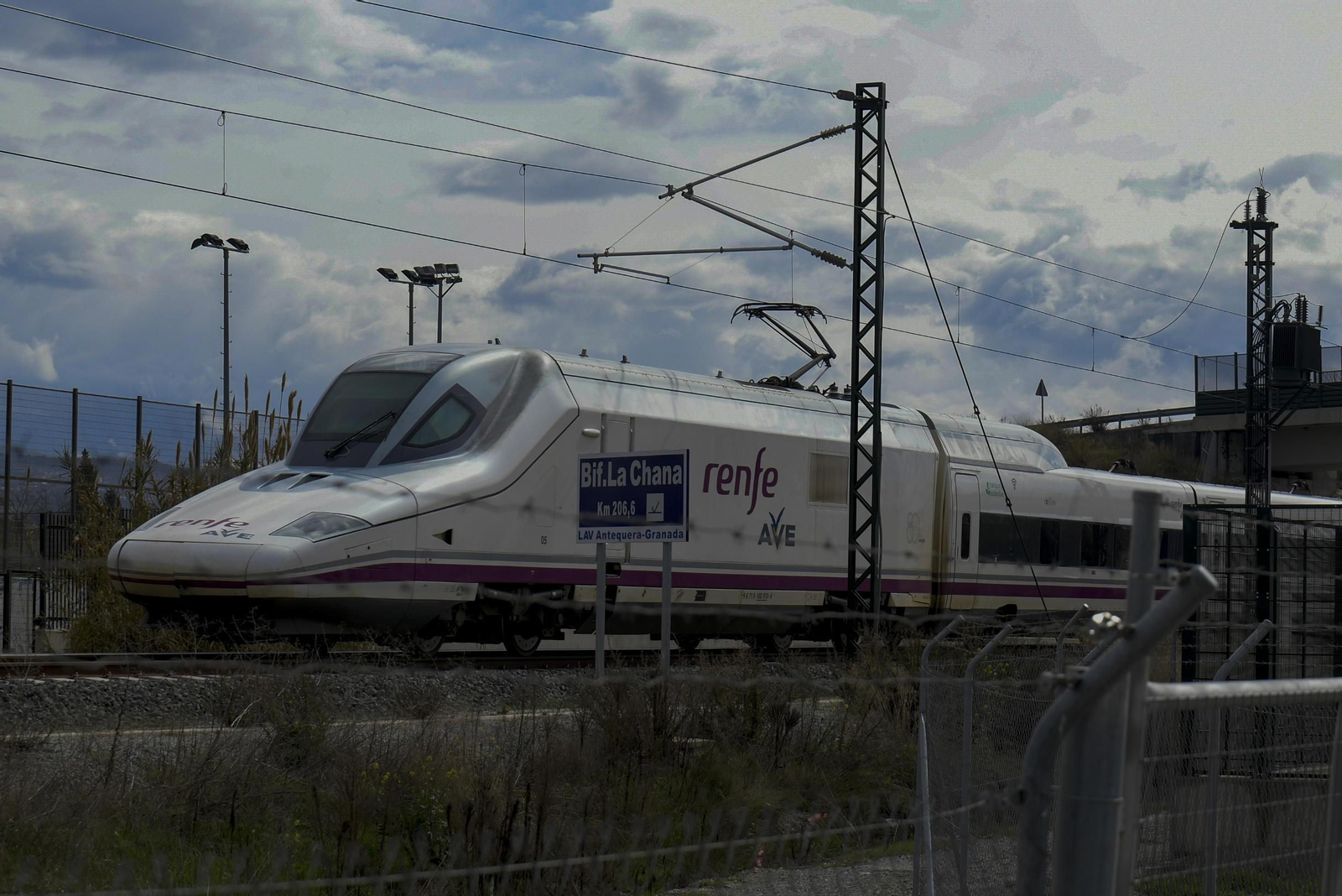 Un tren AVE en Granada procedente de Madrid