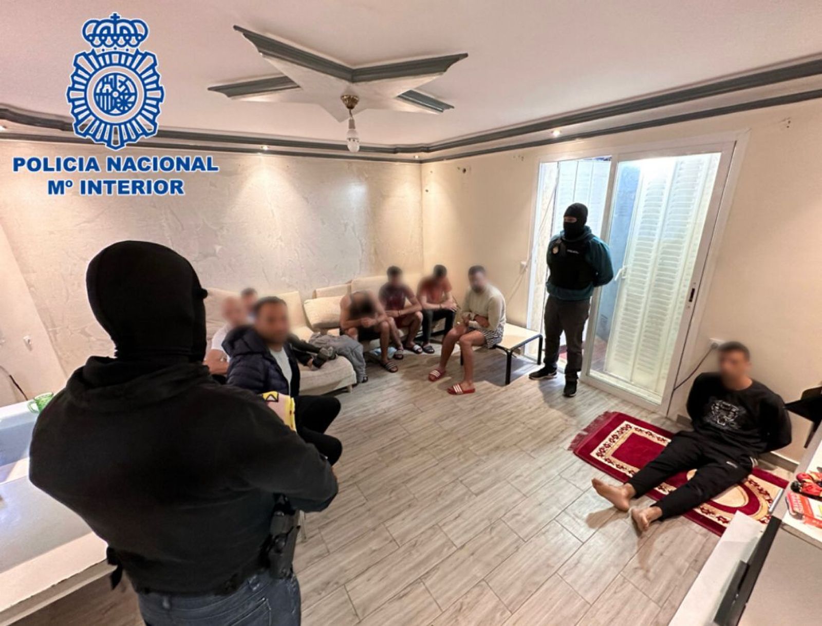 La Policía con parte de los detenidos.