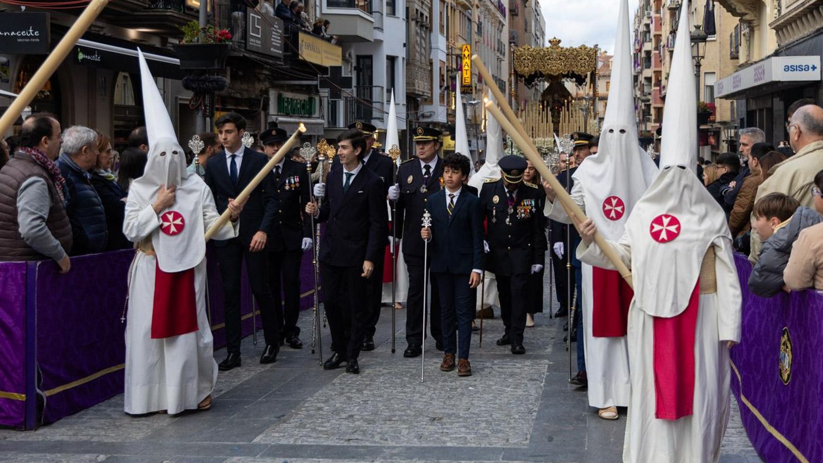 Los cofrades se rinden ante los grandes pasos de misterio del Lunes Santo