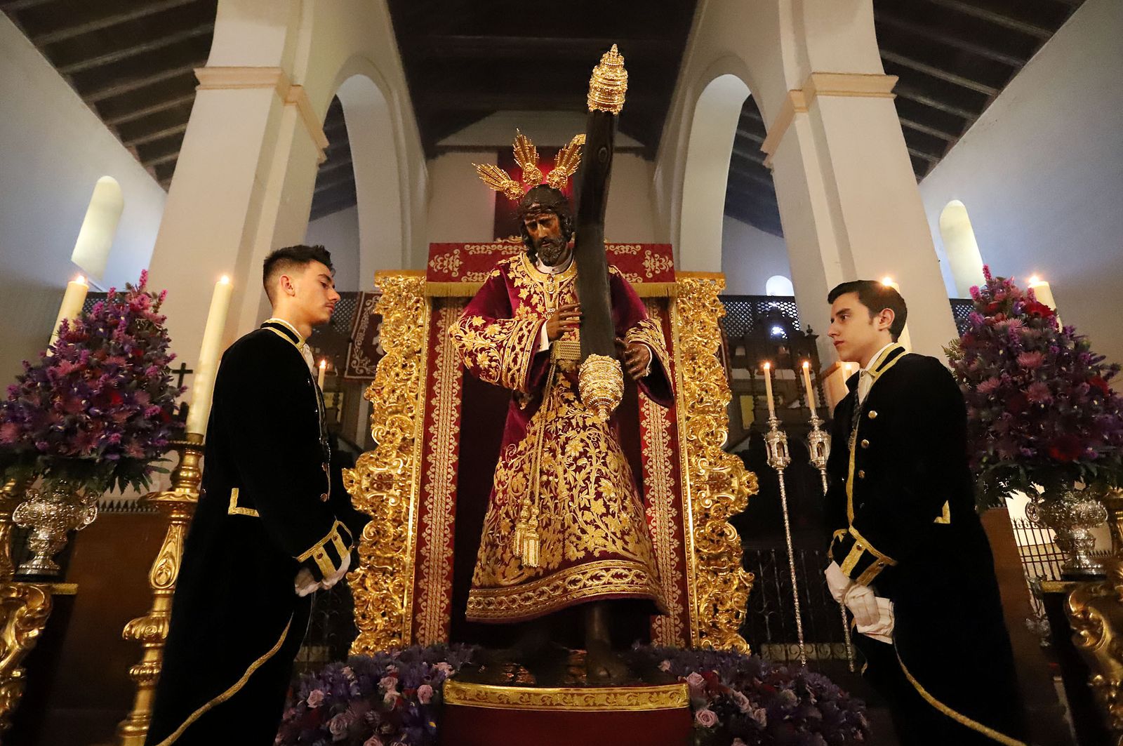 Imágenes de la bendición la la nueva túnica del Señor de Pasión y posterior besamanos