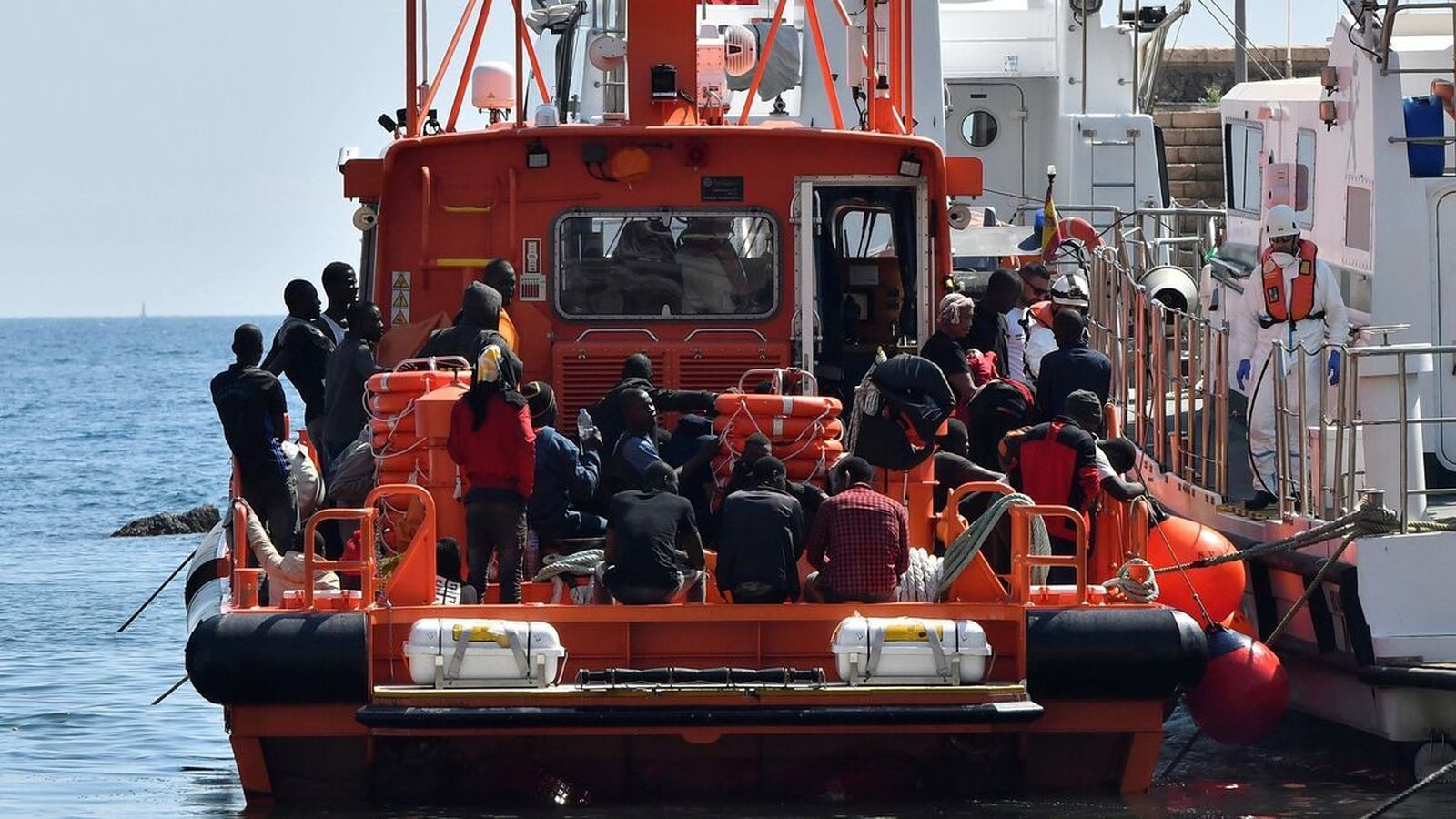 Rescatadas 27 personas a bordo de una patera en aguas almerienses.