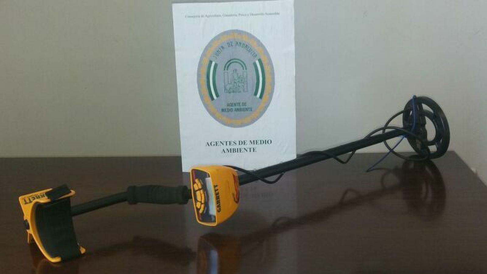 Detector de metales intervenido a los dos investigados en el mes de abril.