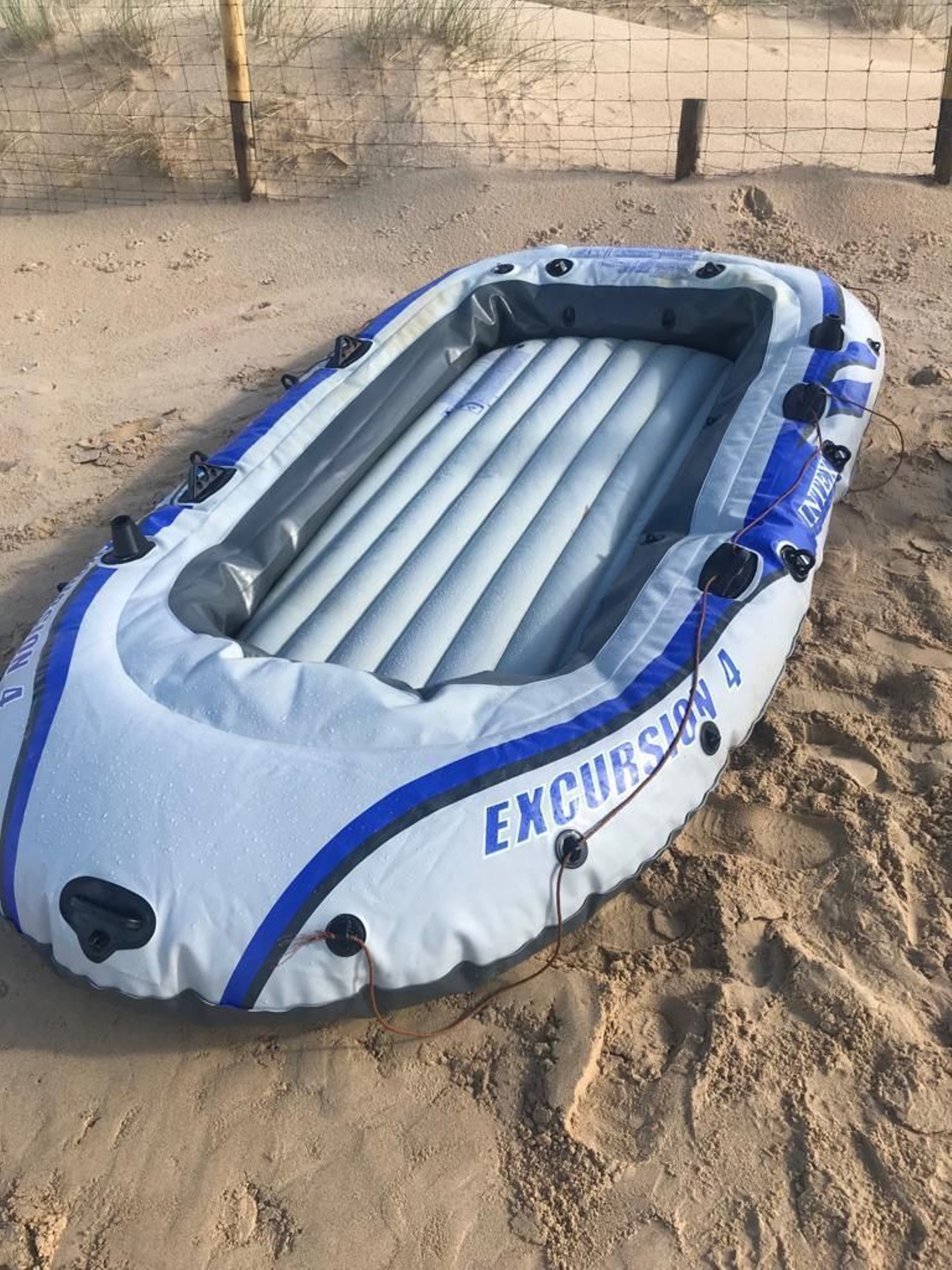 Imagen de la embarcación tipo toy que llegó a El Palmar.