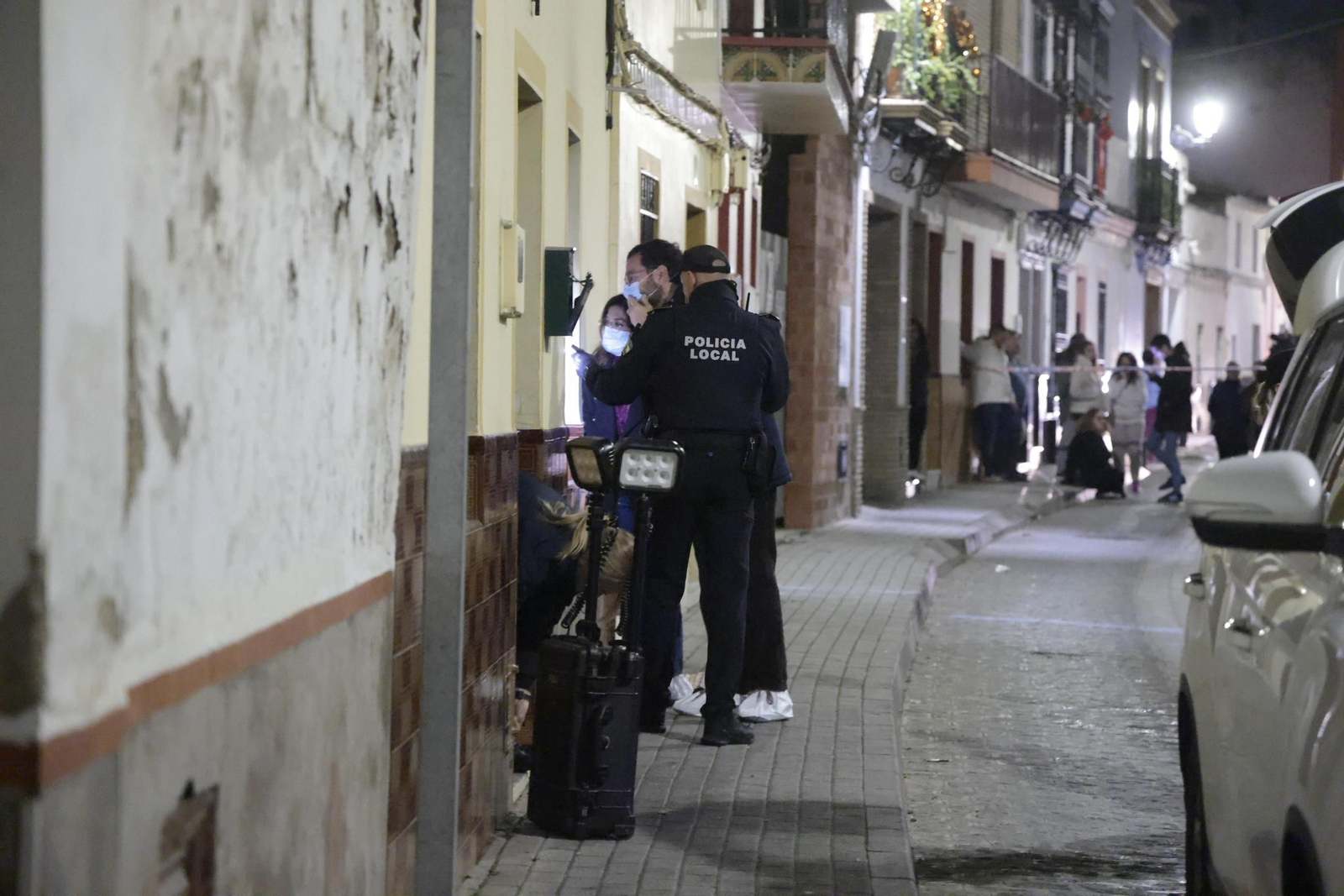 La entrada de la vivienda en la que ocurrió el crimen, la noche del sábado.