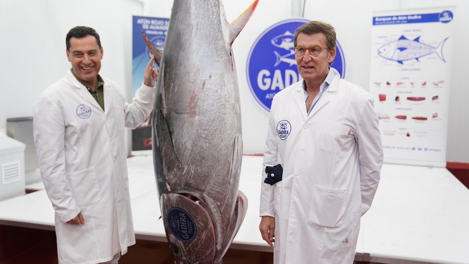 Alberto Núñez Feijóo y Juanma Moreno con un atún en Bárbate.