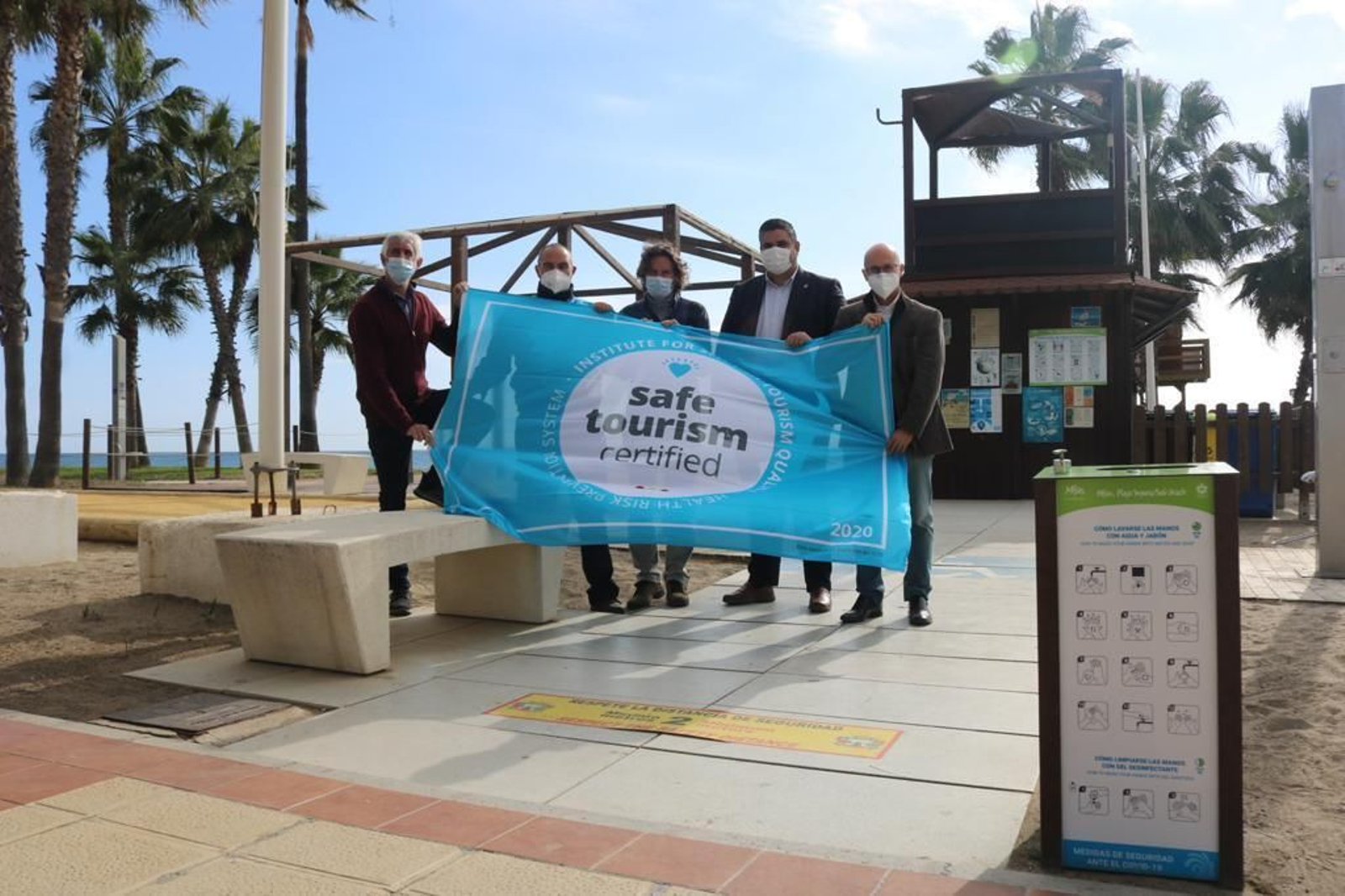 El alcalde, Josele González (2º D), y el concejal de playas, José Carlos Martín (1º D), en la entrega de la bandera ‘Safe Tourism Certified’.