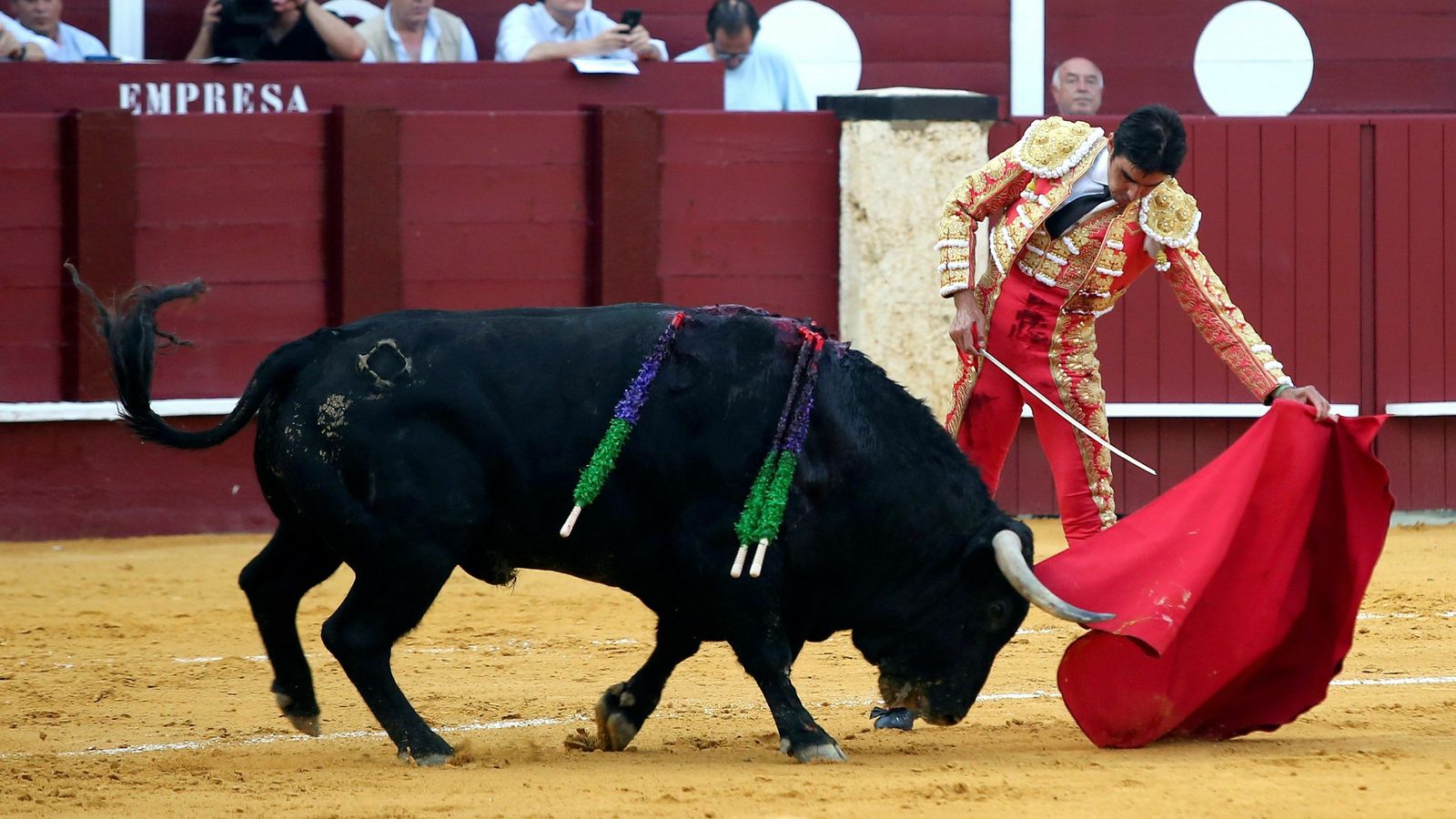 Miguel Ángel Perera durante la faena de muleta al segundo toro de la tarde.