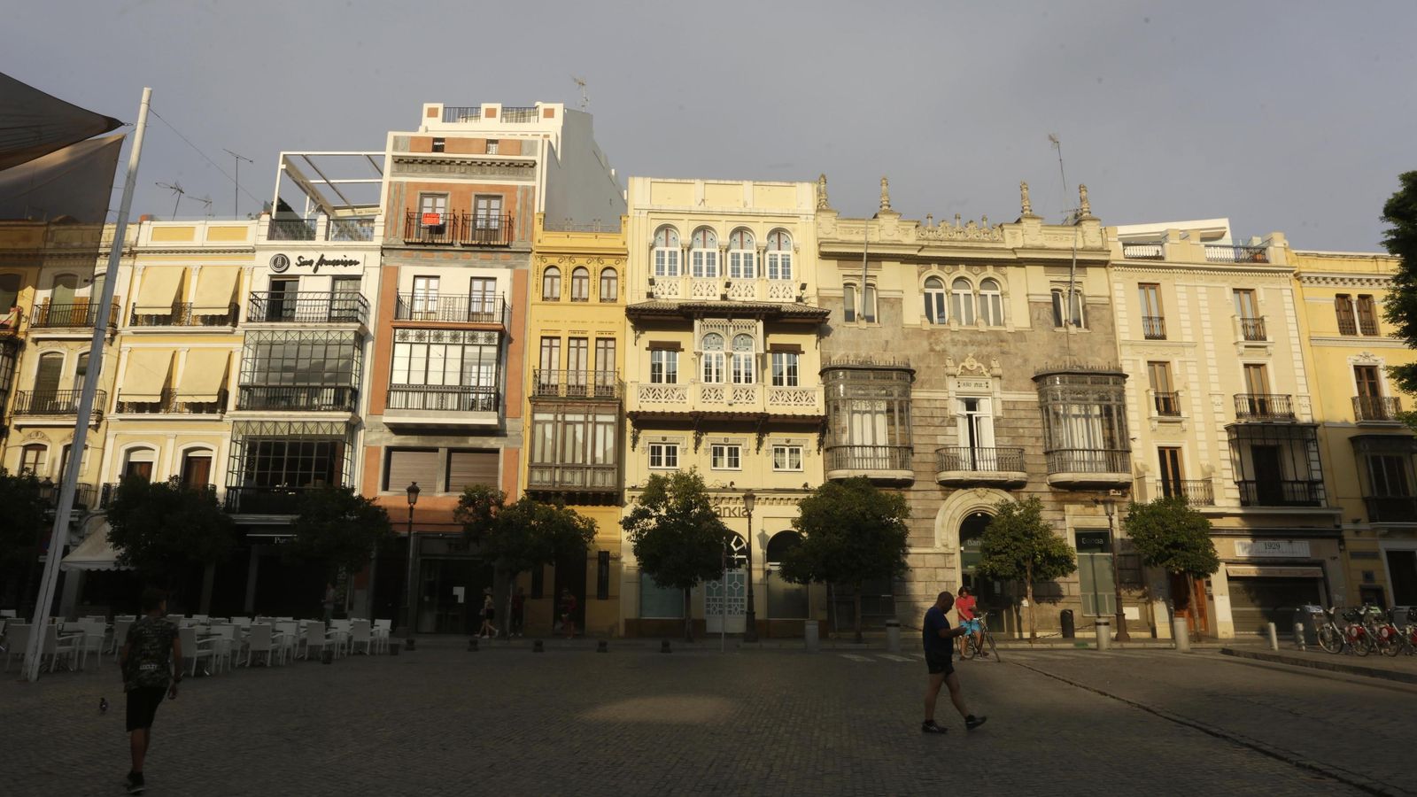 En el centro, los edificios que ocupa el hotel.