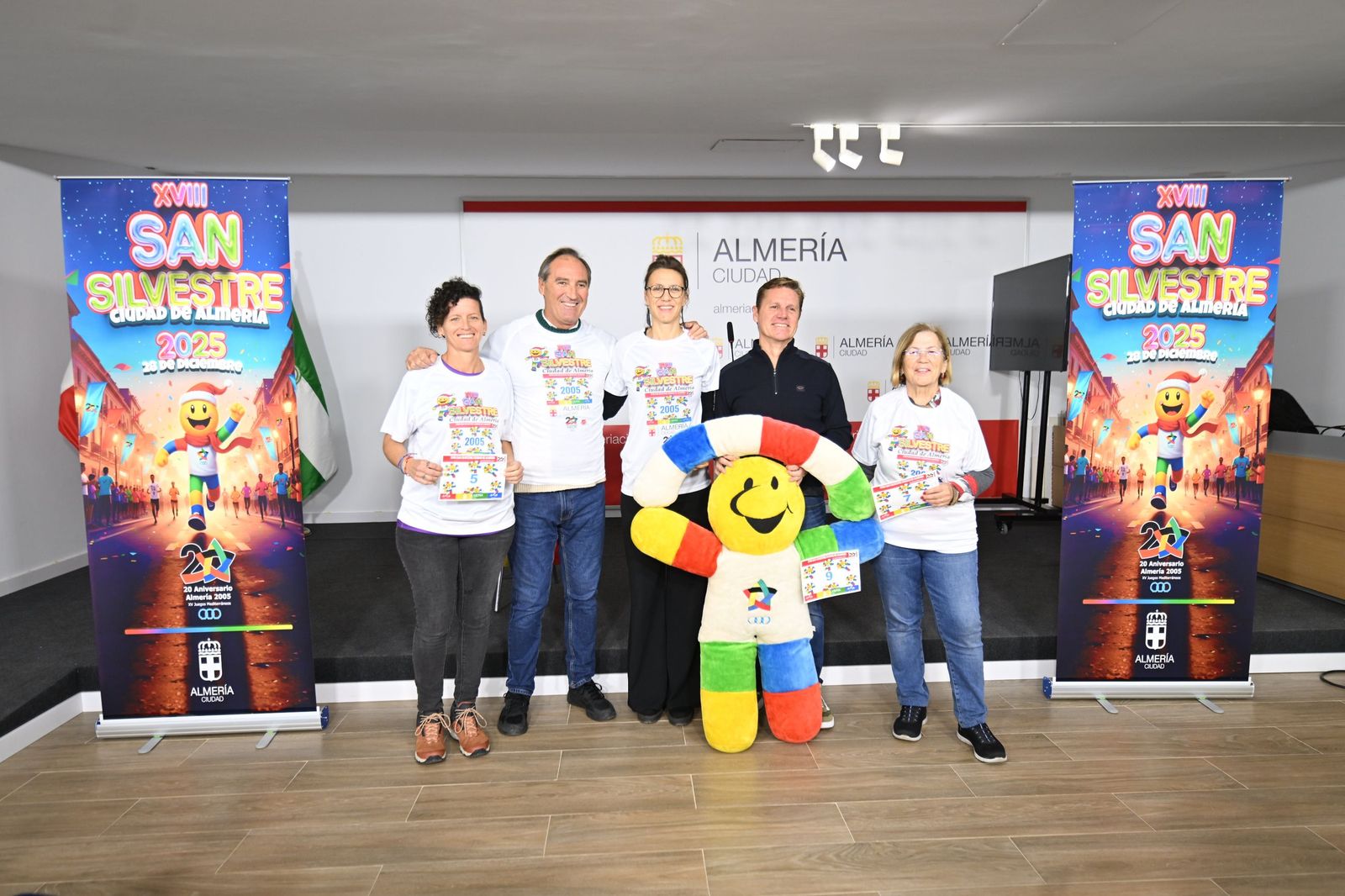 Los representantes institucionales y de la organización de la prueba posan en grupo durante la presentación de la carrera.