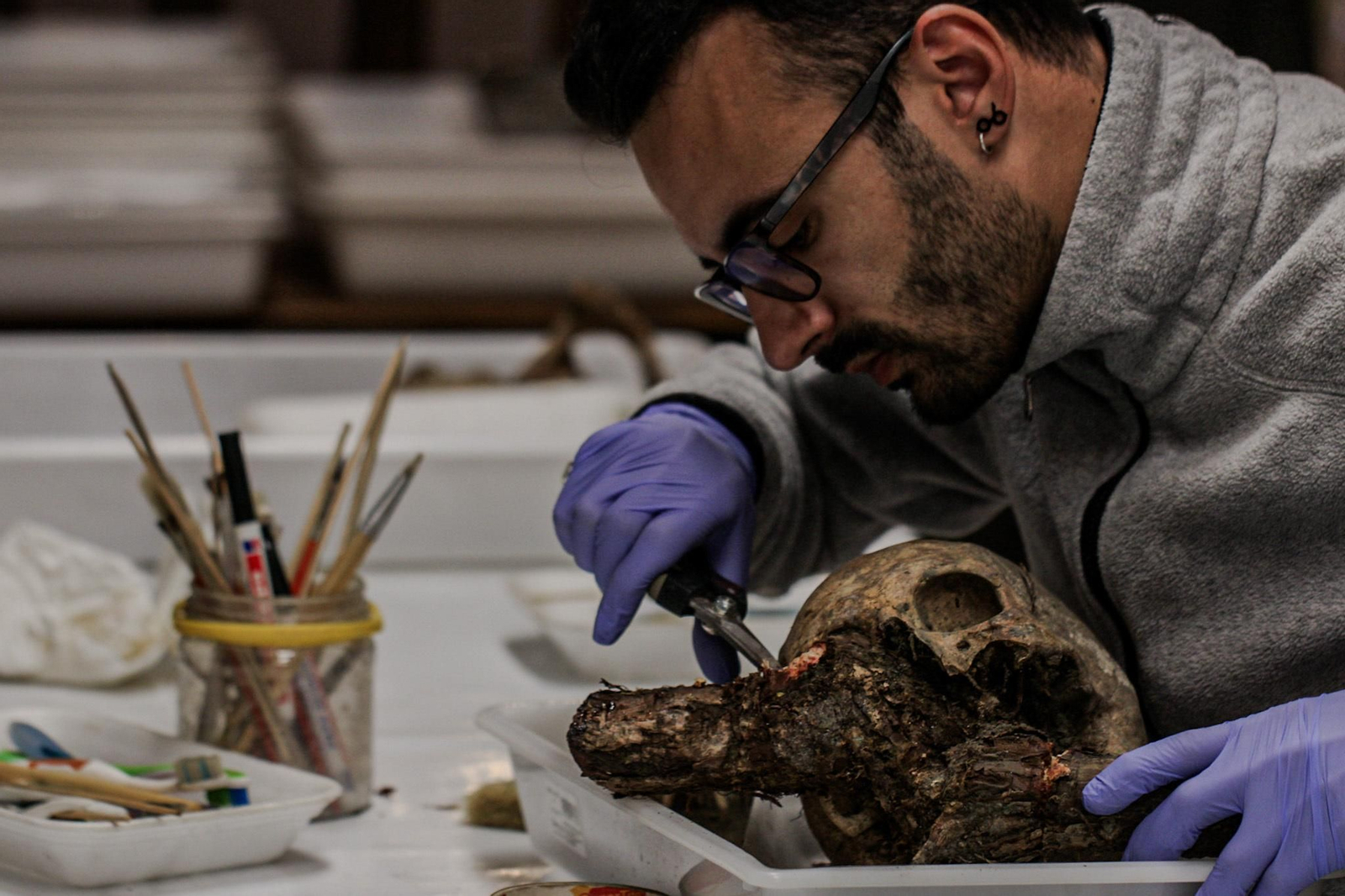 Un investigador analiza una calavera del Barranco de Víznar