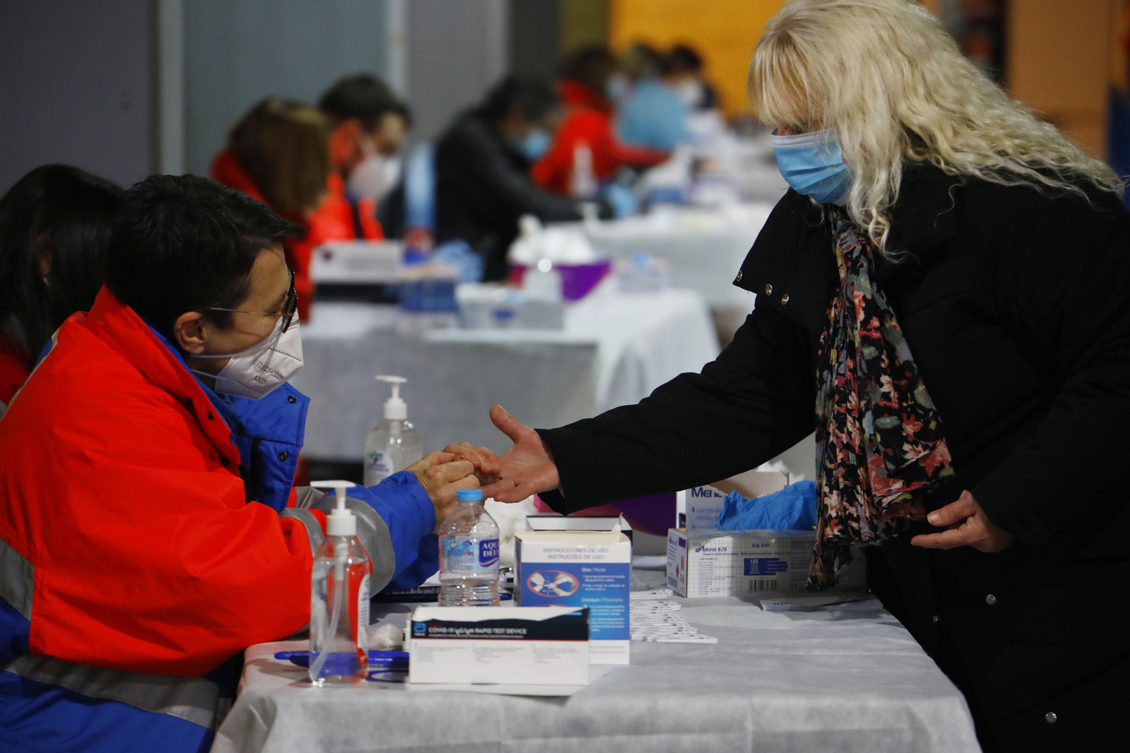 Los test de antígenos al profesorado en Vista Alegre, en fotografías