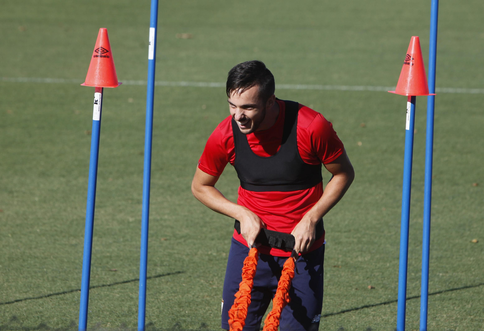 Sarabia bromea mientras realiza ejercicios con un trineo de pesas.