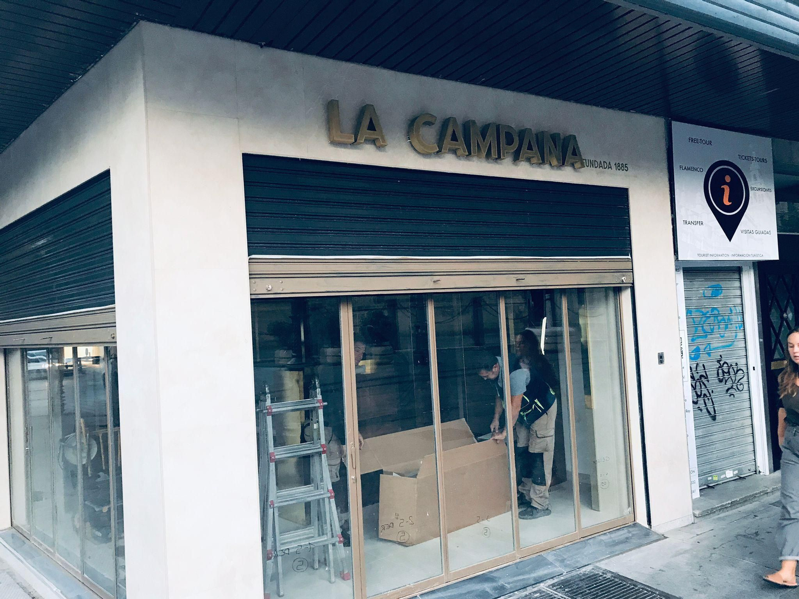 El rótulo de La Campana ya luce en el nuevo negocio de la firma en la Avenida