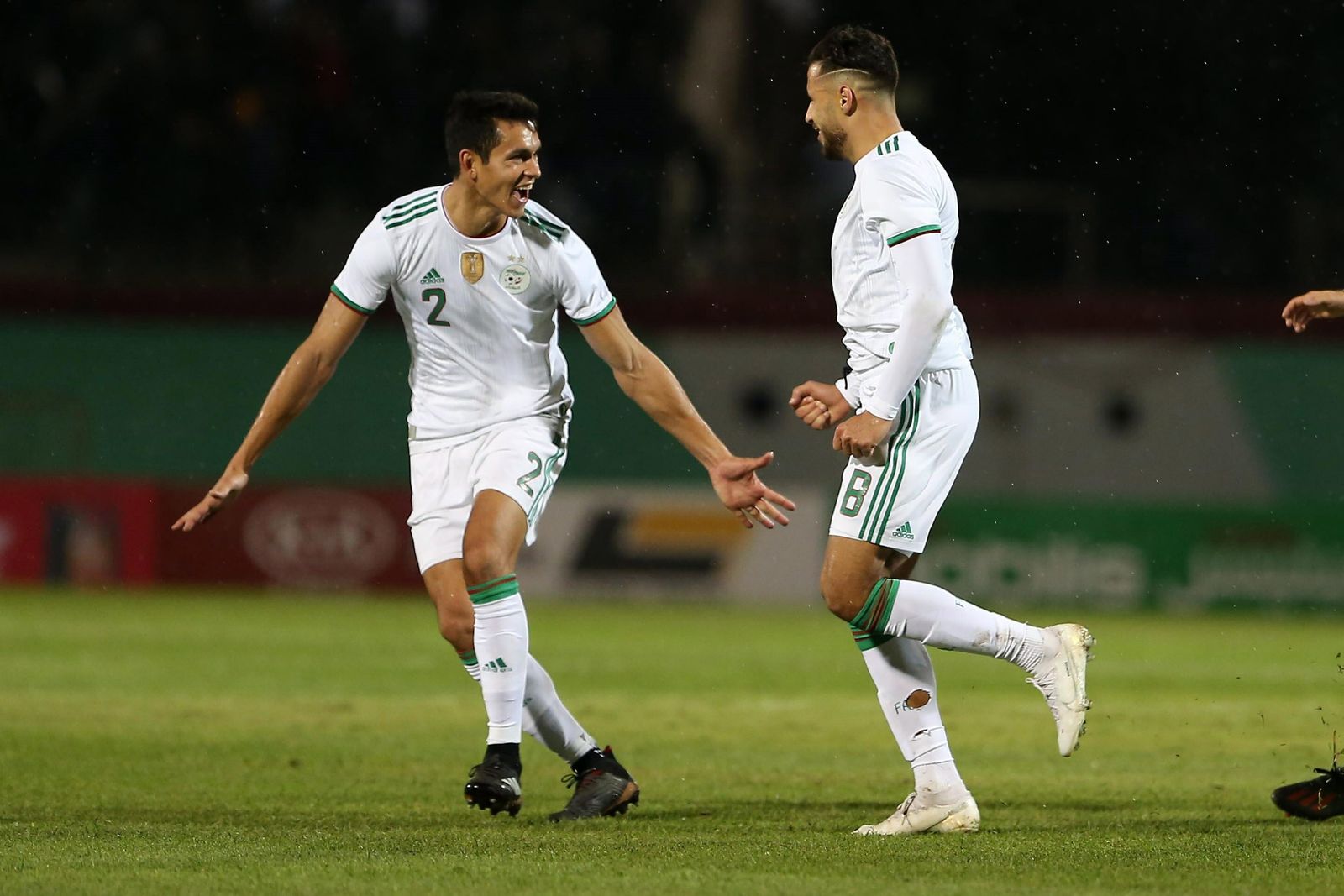 Mandi celebra un gol junto a su compañero de selección Belaili.