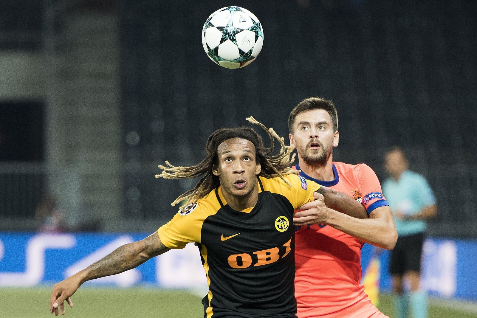 Mbabu protege el balón ante un rival en un partido con el Young Boys.