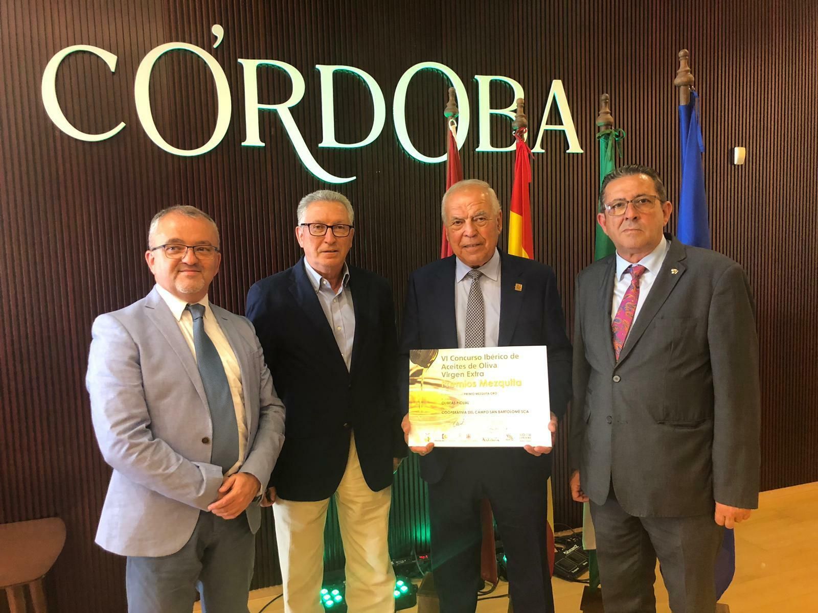 Los representantes de Olibeas lucen el diploma acreditativo de la distinción al aceite beasino.