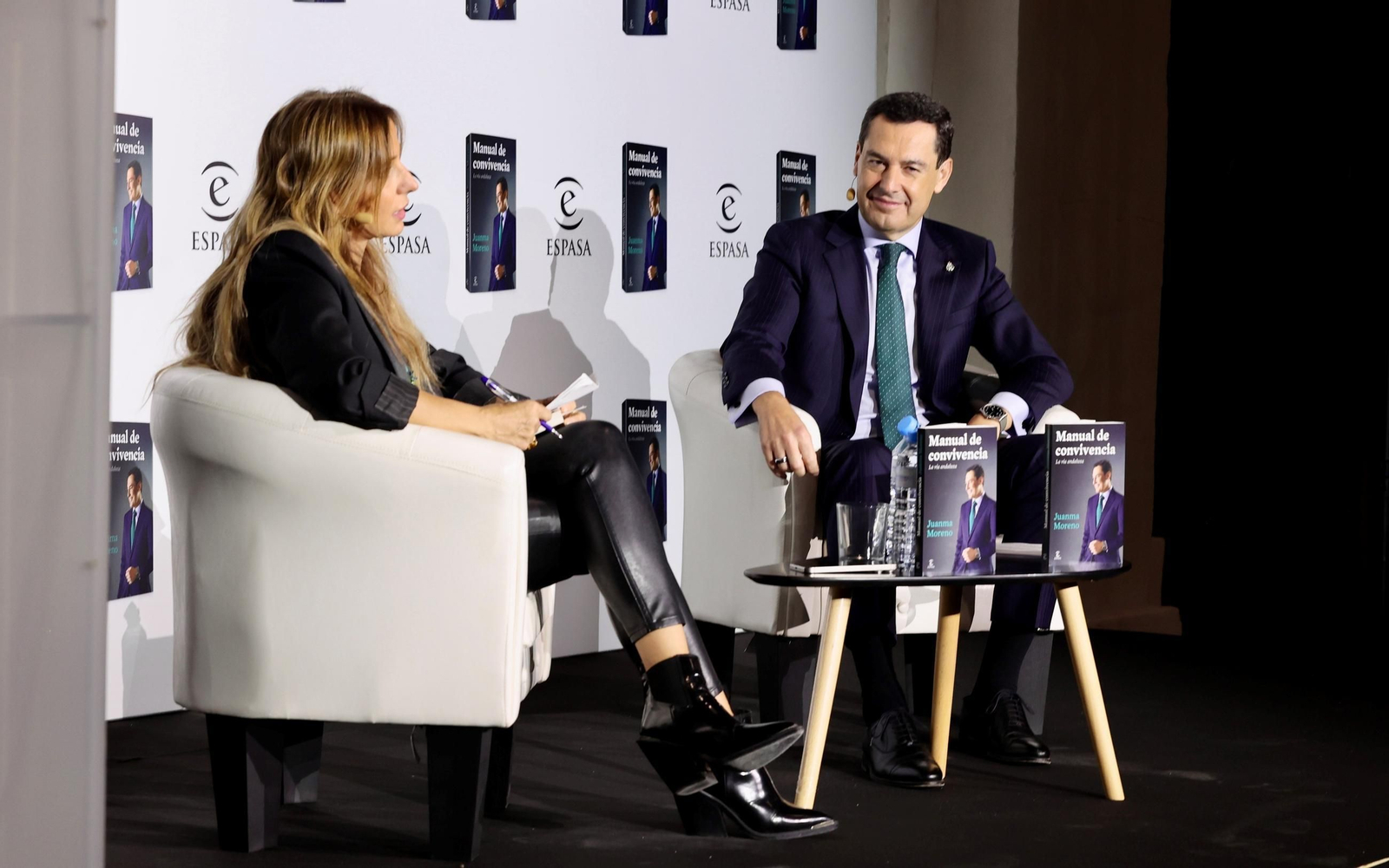 Las fotos de la presentación de libro de Juanma Moreno