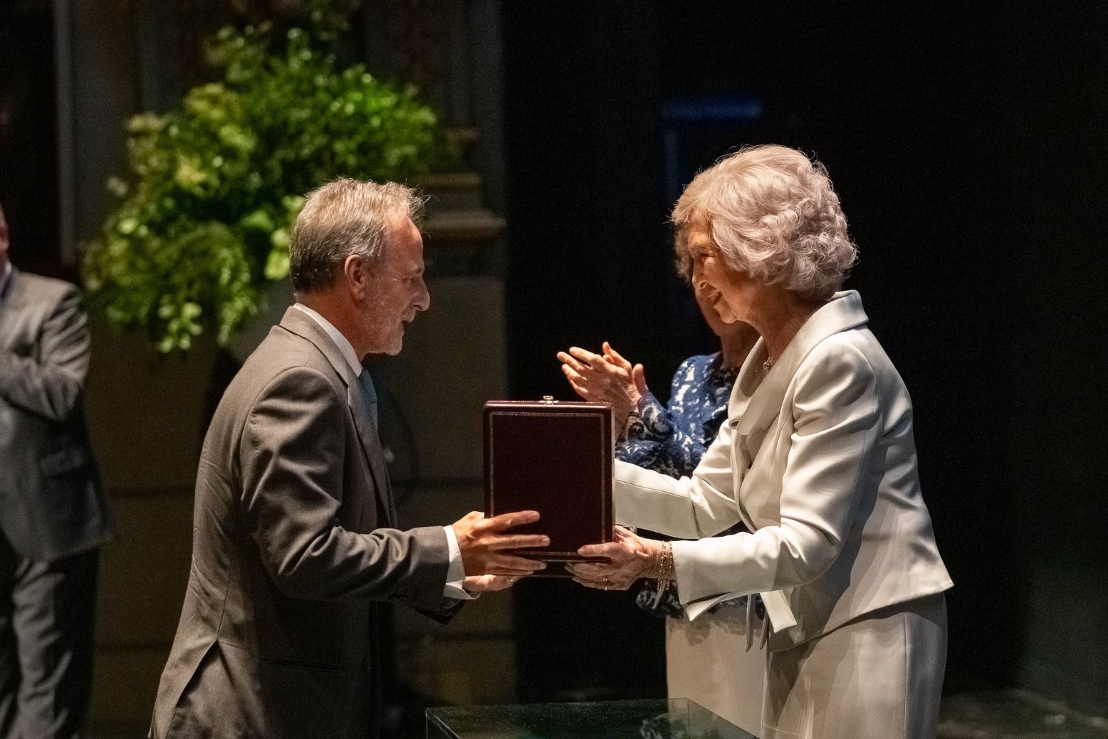 La Reina Doña Sofía entrega el premio a Salvador de la Encina.