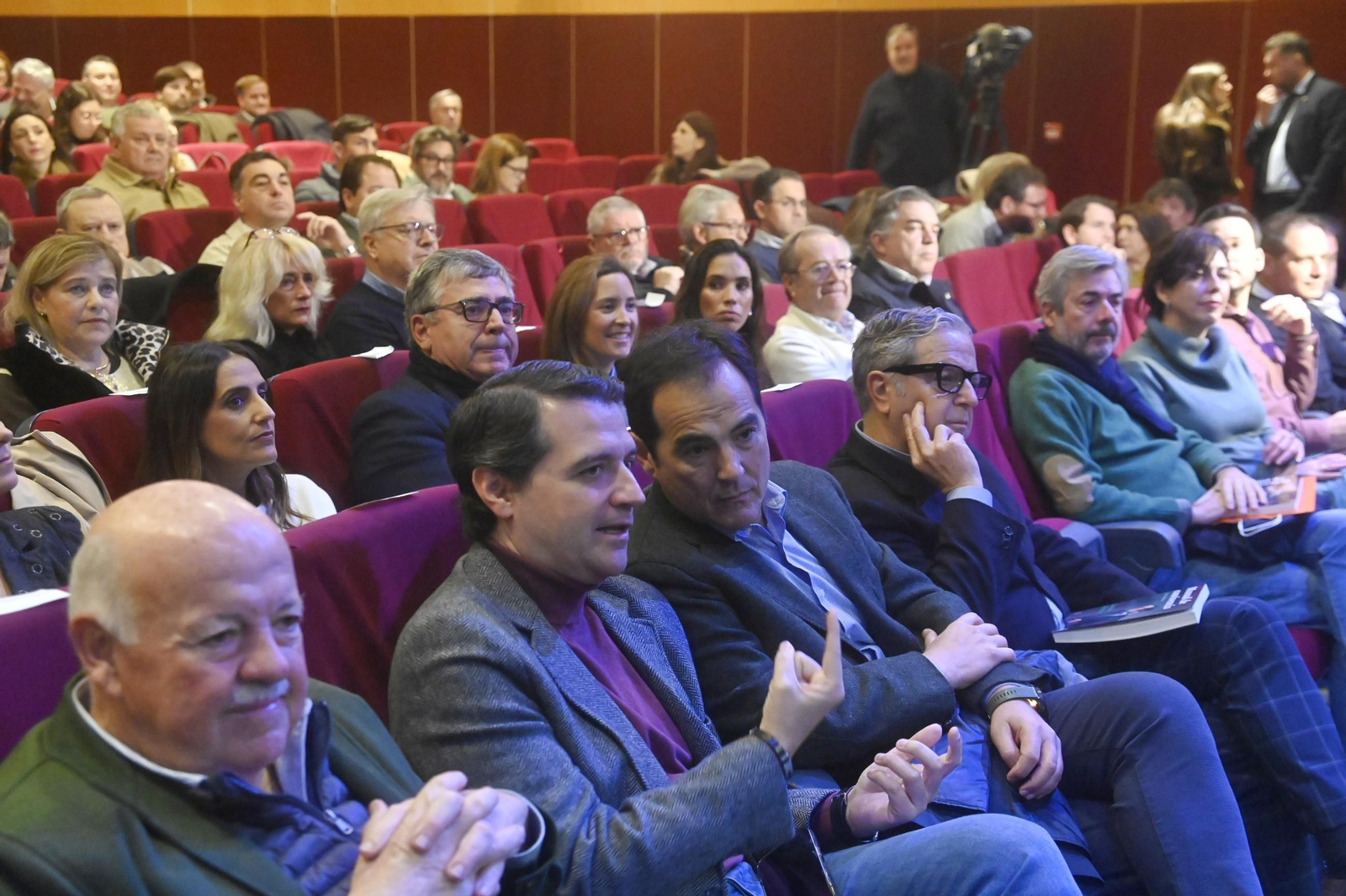 Juanma Moreno presenta en Córdoba su libro 'Manual de convivencia', en imágenes