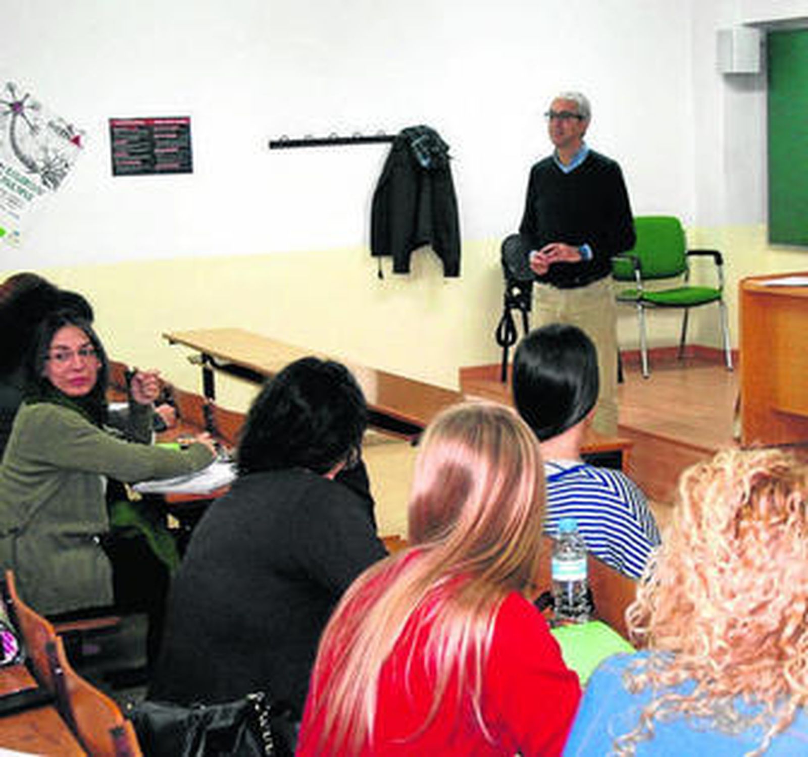 Un profesor imparte la materia a los alumnos de trabajo social.