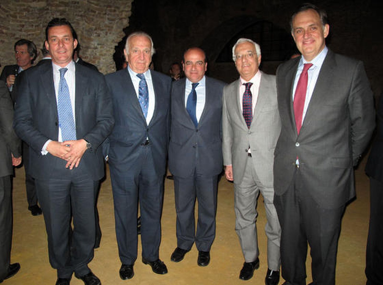 Juan Manuel Rufino, presidente de Arión; José Cañete, presidente de Aprocom; Luis Miguel Martín Rubio, director de Negocio de Ernst & Young en Andalucía; Alfonso Pérez de los Santos, de Dopp Consultores, y Eduardo González Biedma, consejero del Betis. / Juan Carlos Vázquez