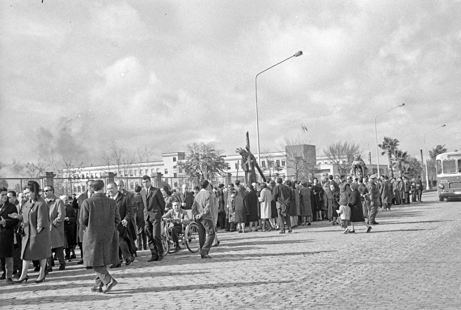 El Señor del Gran Poder y la Virgen del Mayor y Traspaso en el año 1965 camino de la parroquia de Santa Teresa, en Los Pajaritos.