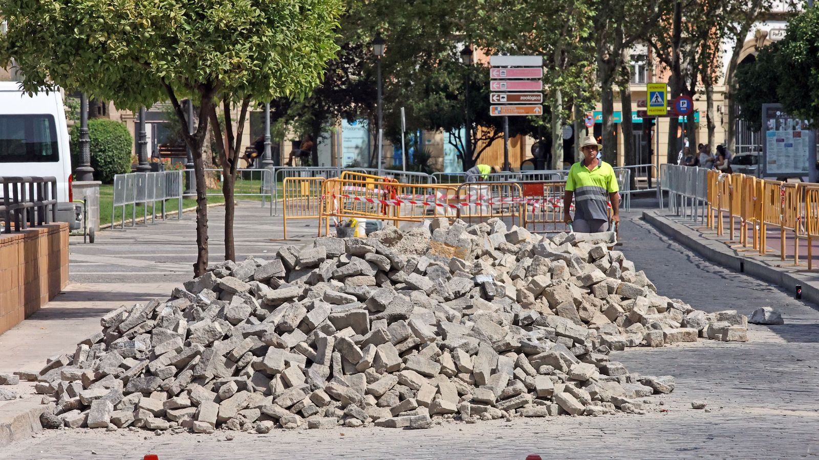 Ya han comenzado las obras de mejora del adoquinado en el Mamelón.