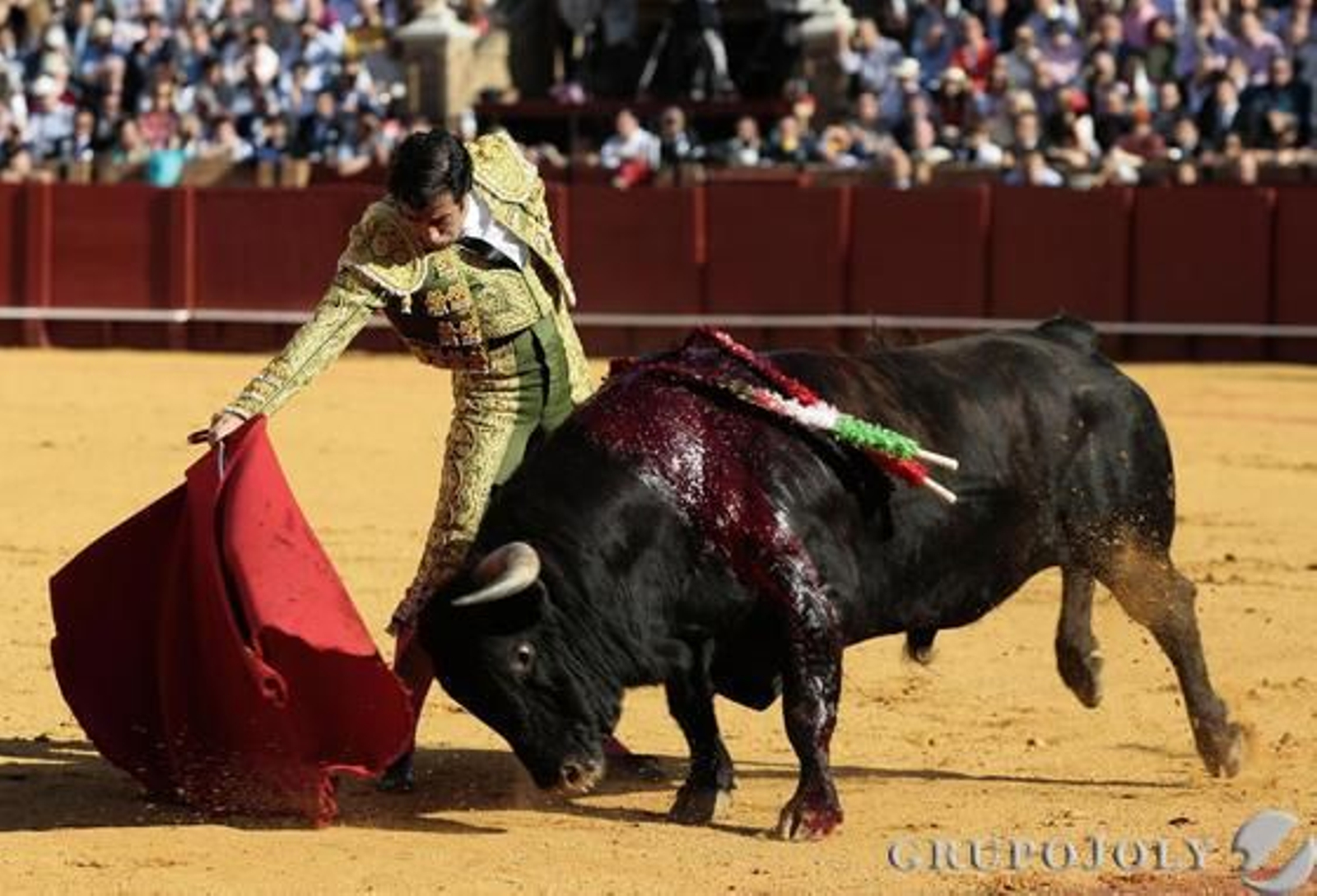 Juan Mora toreando el primer toro de la tarde.

Foto: Juan Carlos Munoz