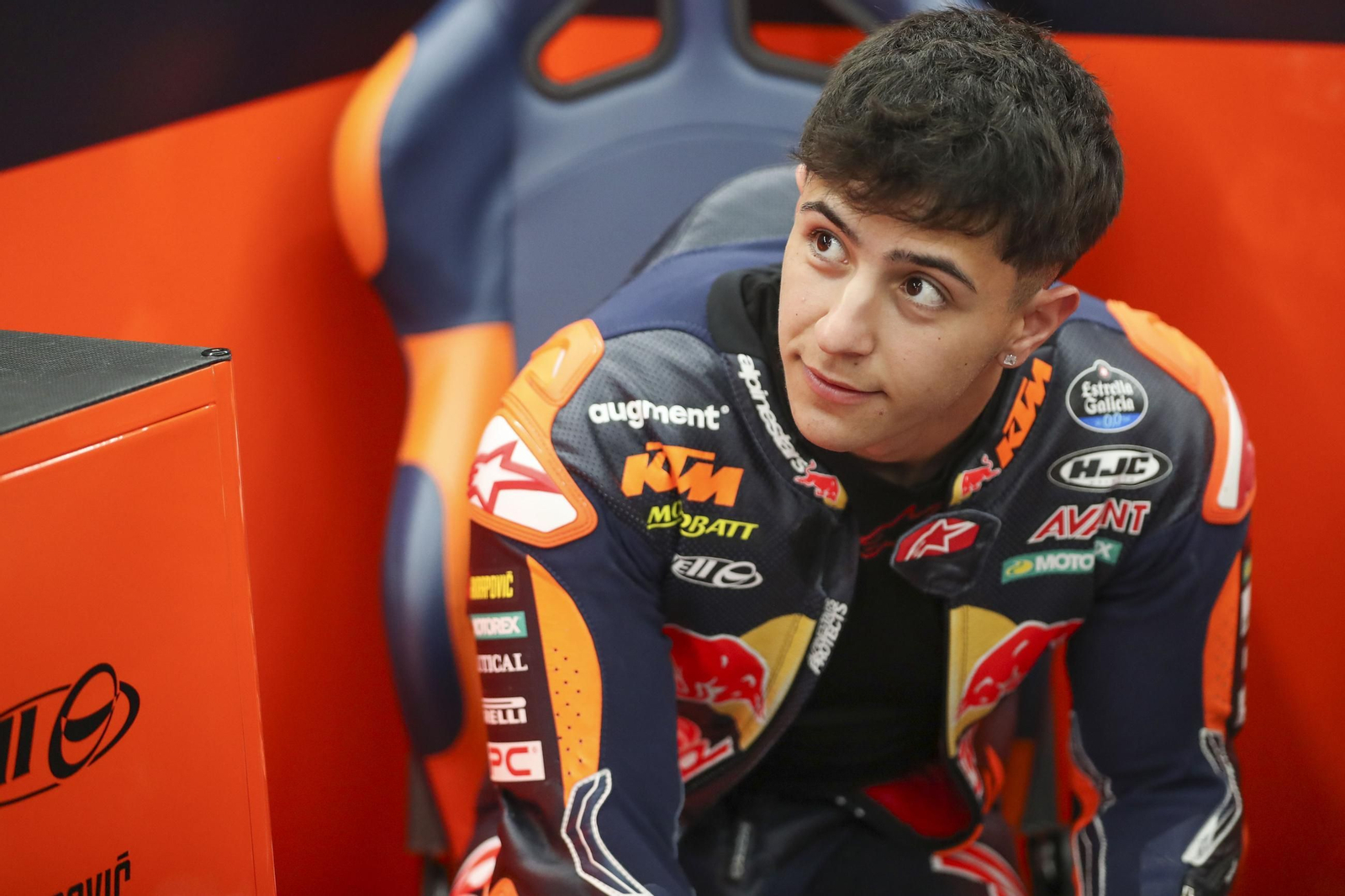 Jose Antonio Rueda observa en una de las sesiones del Gran Premio de España