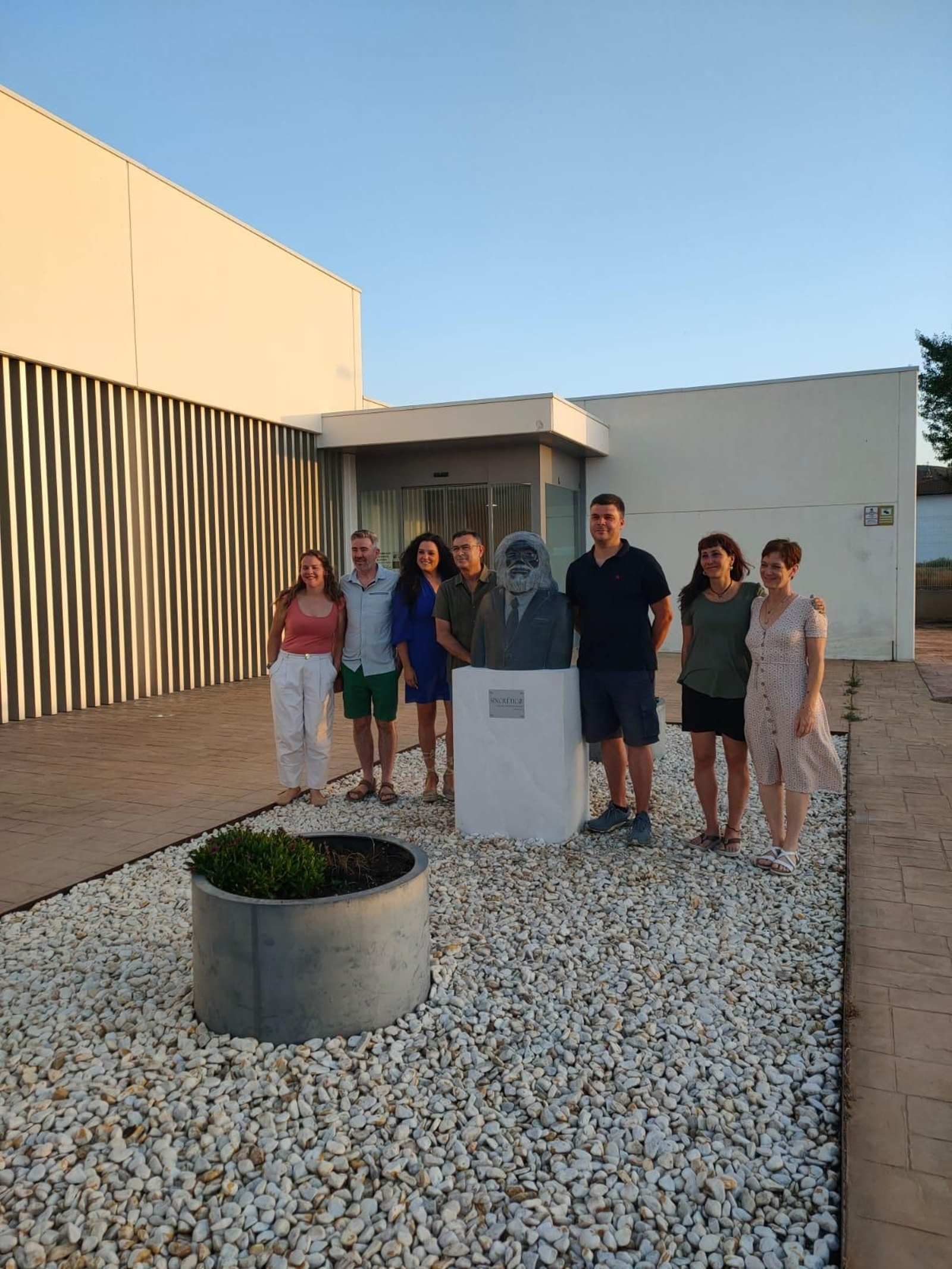 El alcalde de Orce, José Ramón Martínez Olivares junto a la artista Raquel Martínez Vicedo durante el acto de inauguración.