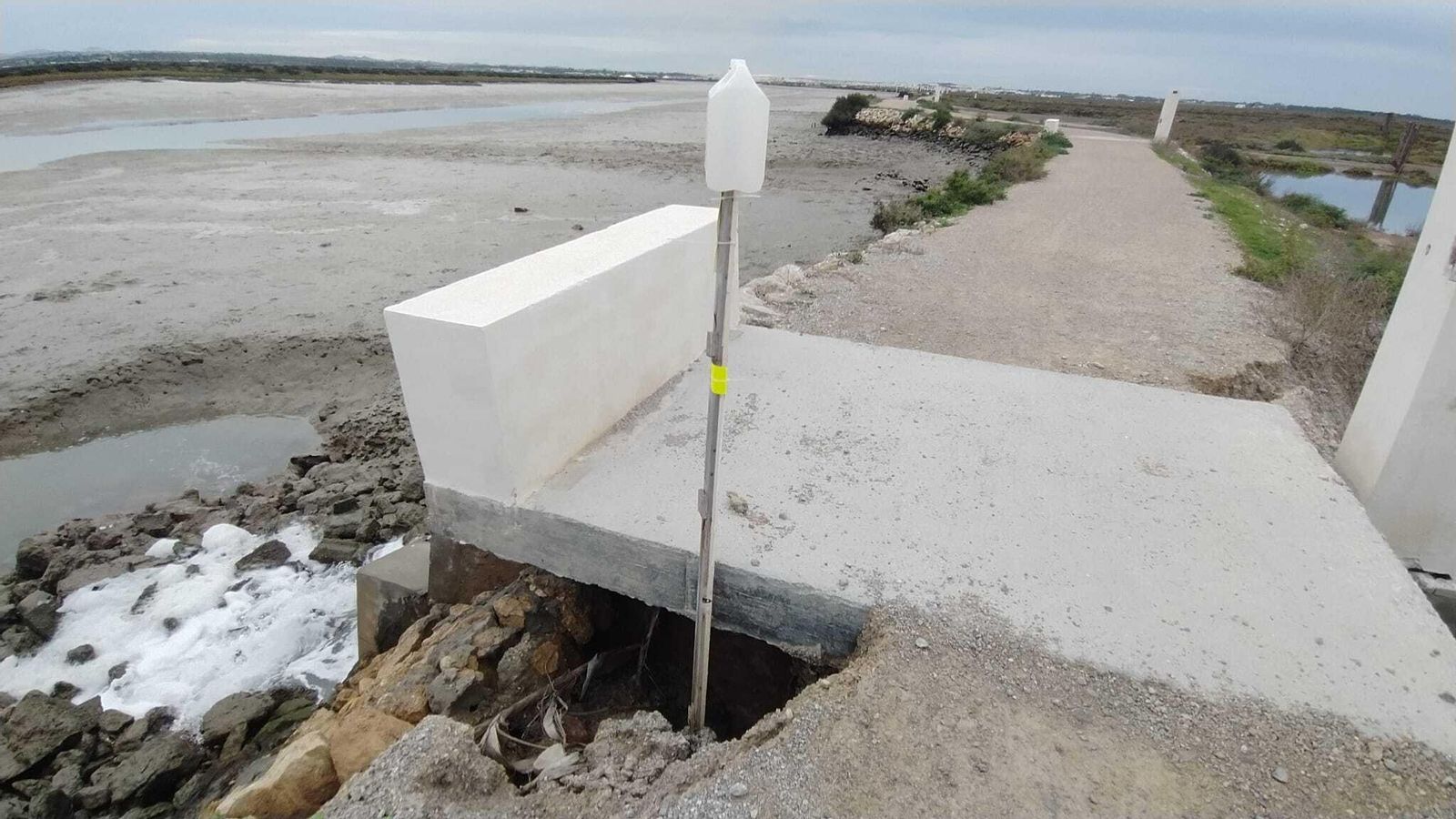 Estado que presenta otra de las compuertas del sendero que une San Fernando y Chiclana a través del Parque Natural.