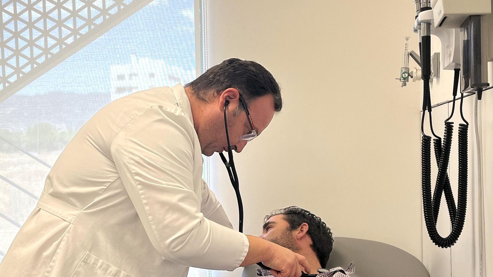El doctor José Padilla atiende a un paciente El doctor José Padilla atiende a un paciente