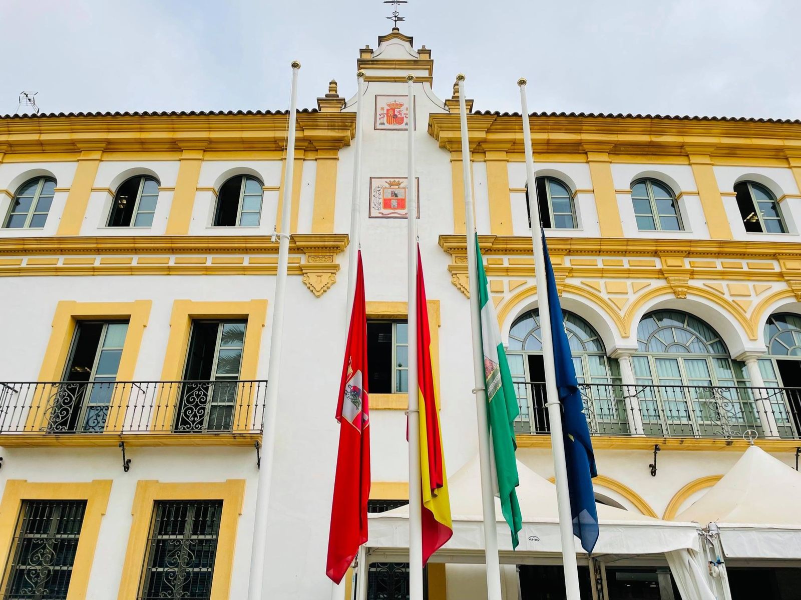 Banderas a media asta en el Ayuntamiento de Dos Hermanas, en señal de duelo por el fallecimiento de Clavero Arévalo.