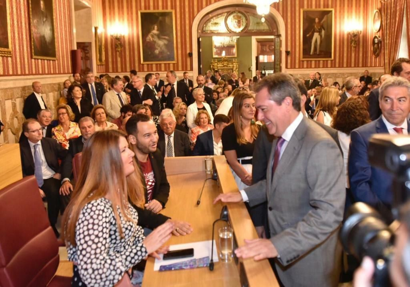 Espadas saluda a los concejales de Adelante Sevilla.