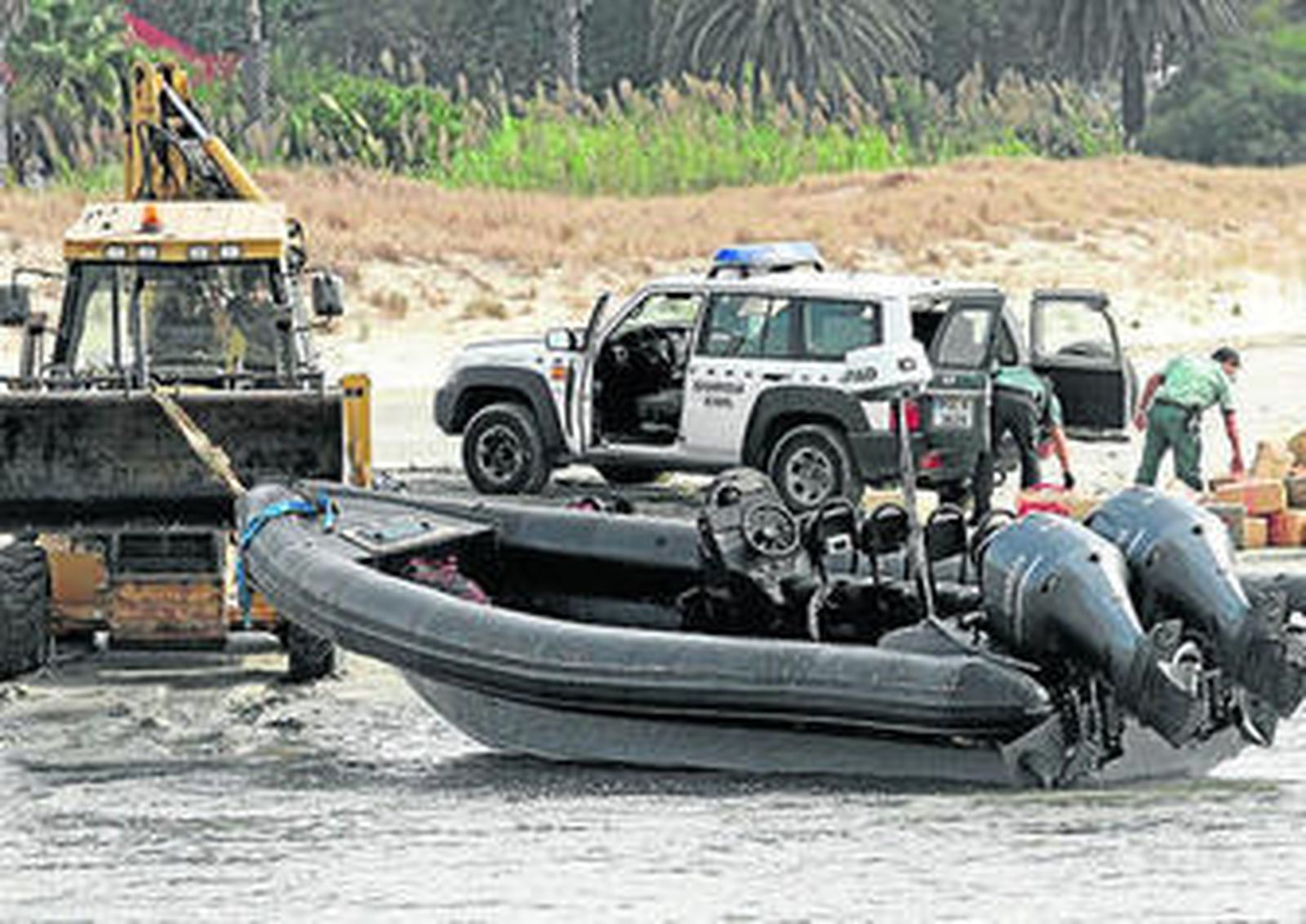 Imagen de una máquina excavadora llevándose la neumática.