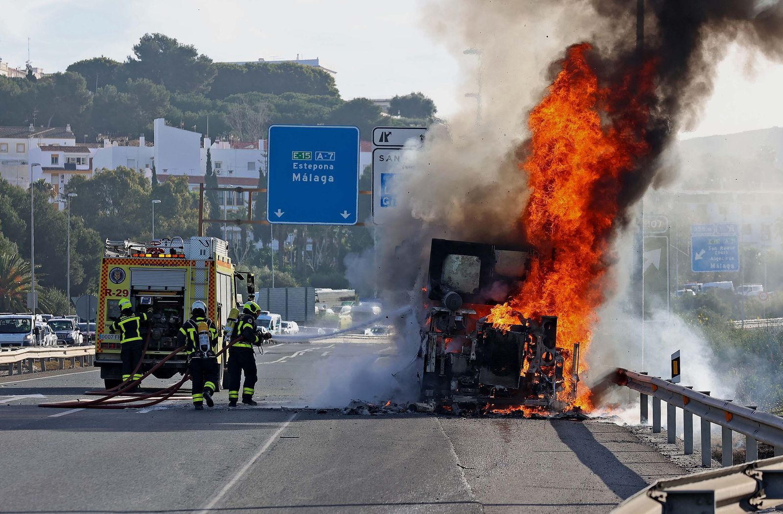 Imágenes del incendio de la grúa que colapsa de nuevo la A7