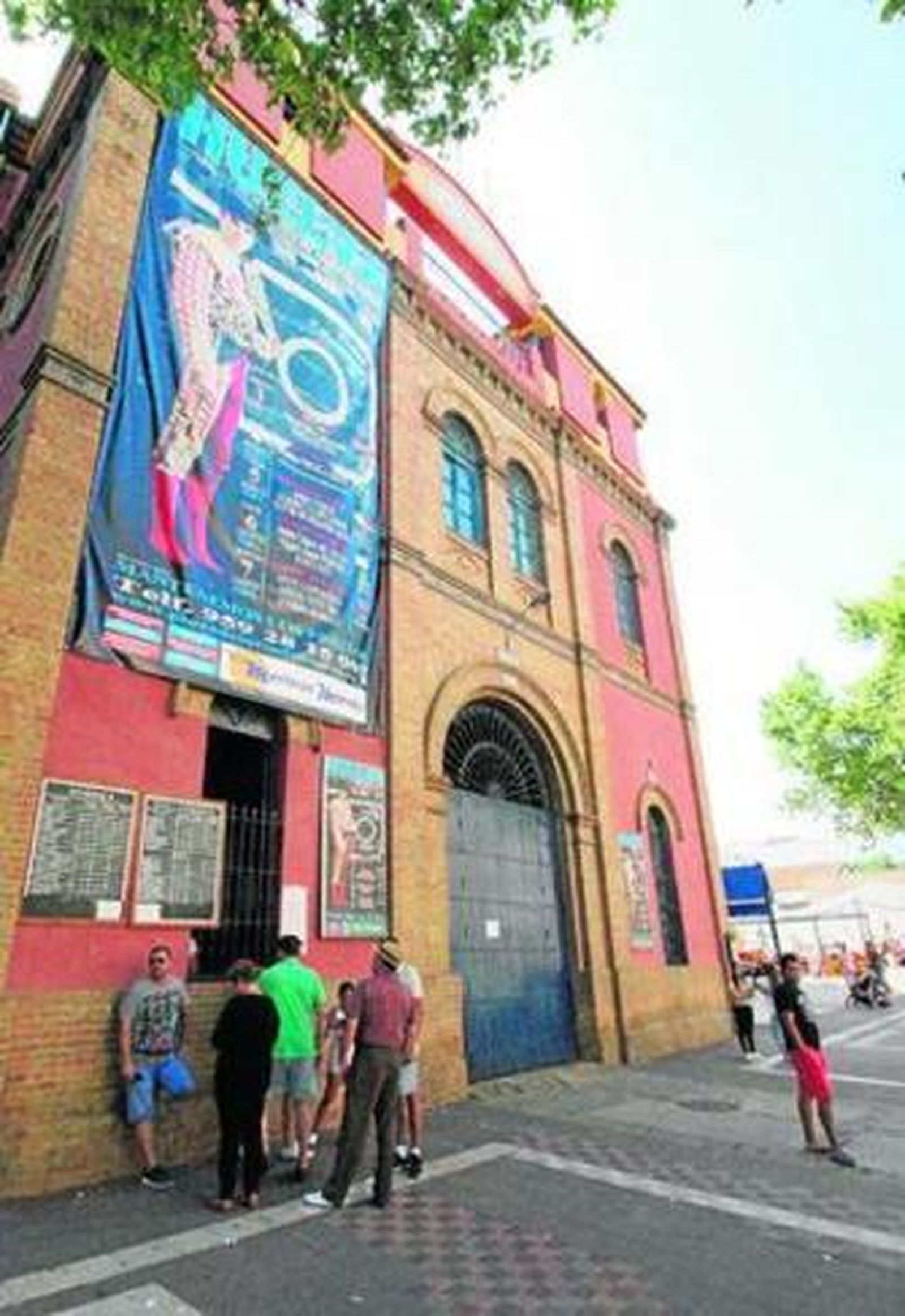 Un grupo de personas aguarda ante la taquilla de toros de la Merced.