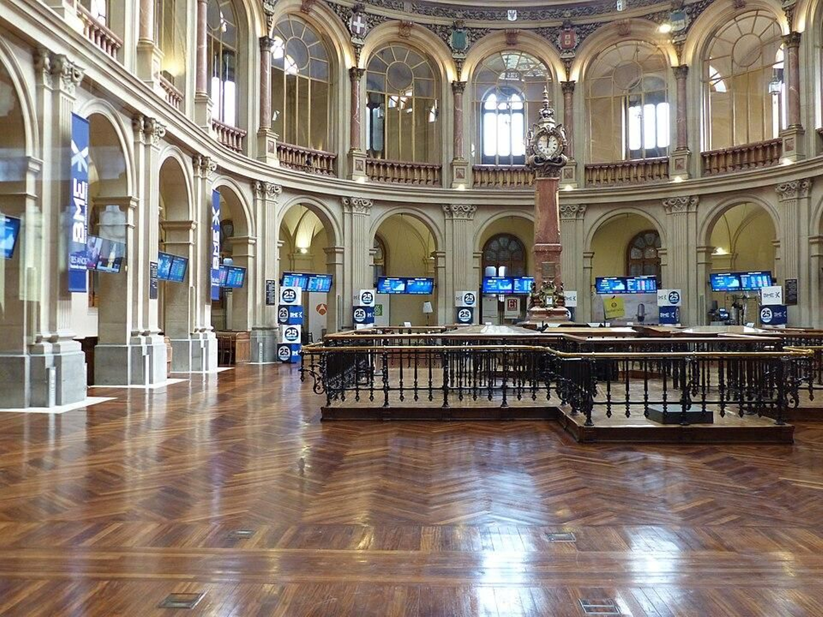 Interior del Palacio de la Bolsa en Madrid.