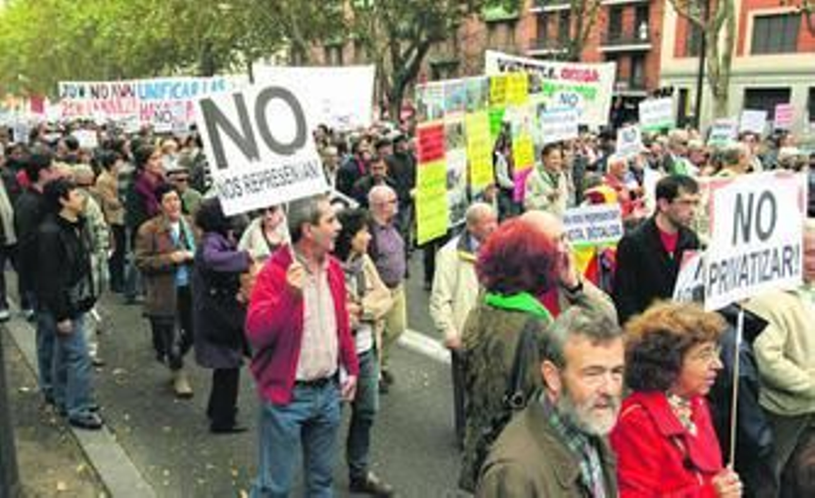 Manifestantes y simpatizantes del 15-M el domingo pasado por las calles de Madrid.