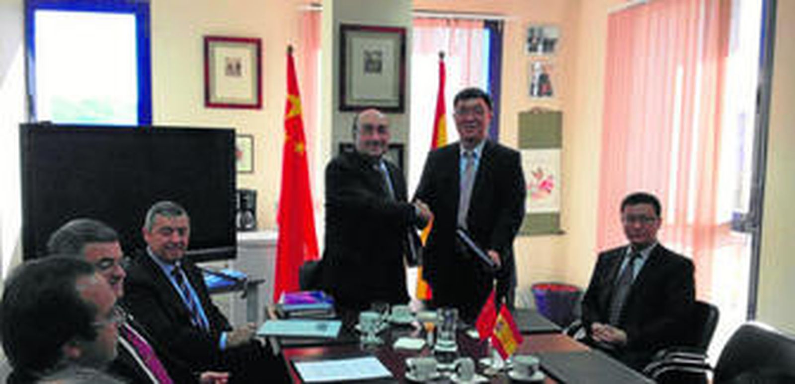 Fermín Encuentra, presidente de GE XXI, y Jie Cao, presidente de Tianjin XBL Elevator, se dan la mano ayer en la firma del convenio.