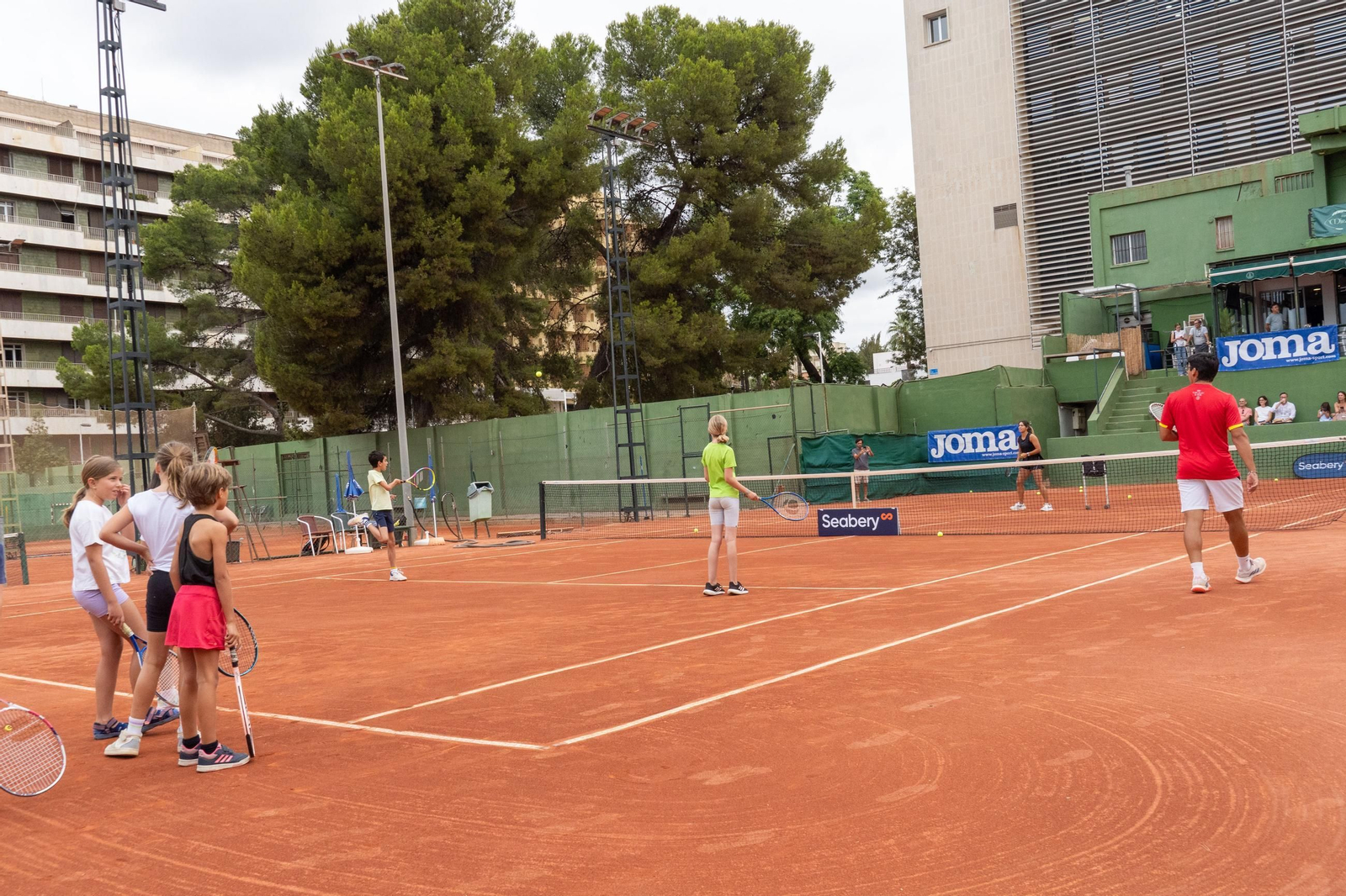 Imágenes del Clinic con Paula Badosa, Jessica Bouzas y los alumnos de la escuela del Real Club Recreativo de Tenis de Huelva  