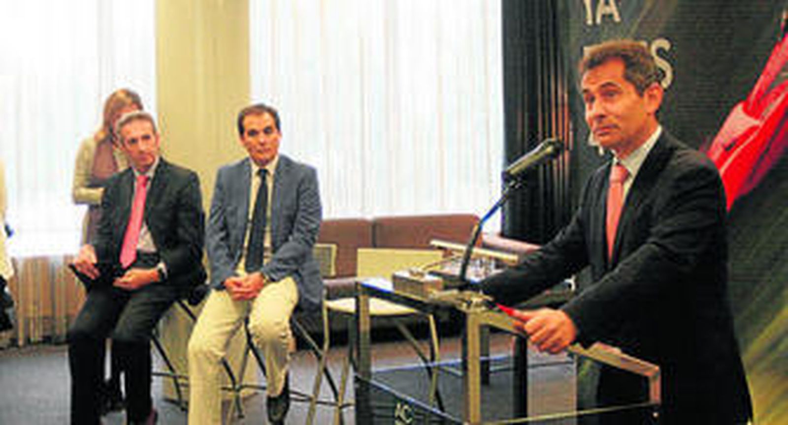 Antonio Fernández, Andrés Hurtado y José Antonio Nieto, ayer en la presentación del servicio 4G.