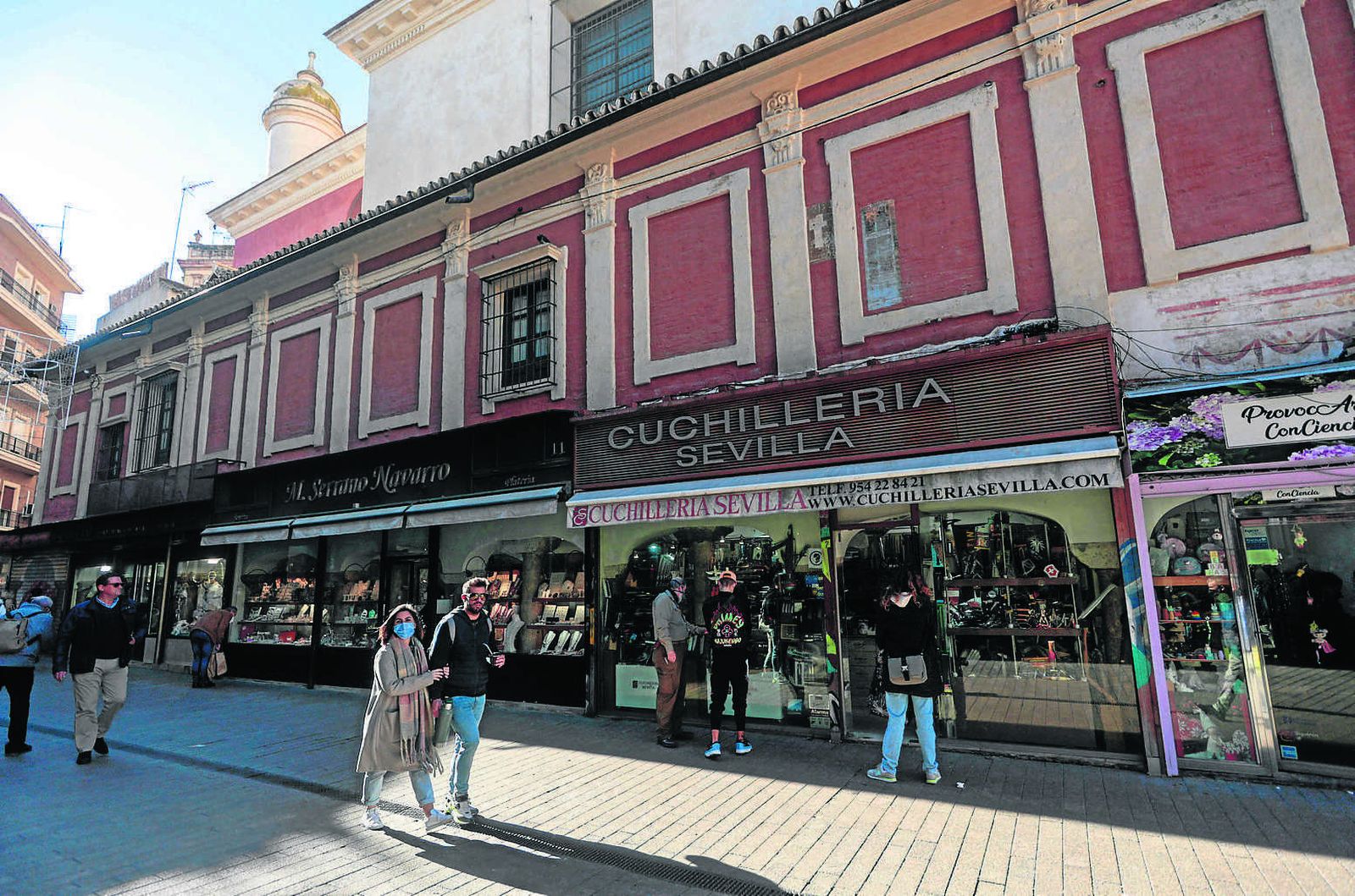 "Estaban aquellas tiendecillas en la Plaza del Pan, a espaldas de la iglesia del Salvador" (Luis Cernuda, ‘Ocnos’).