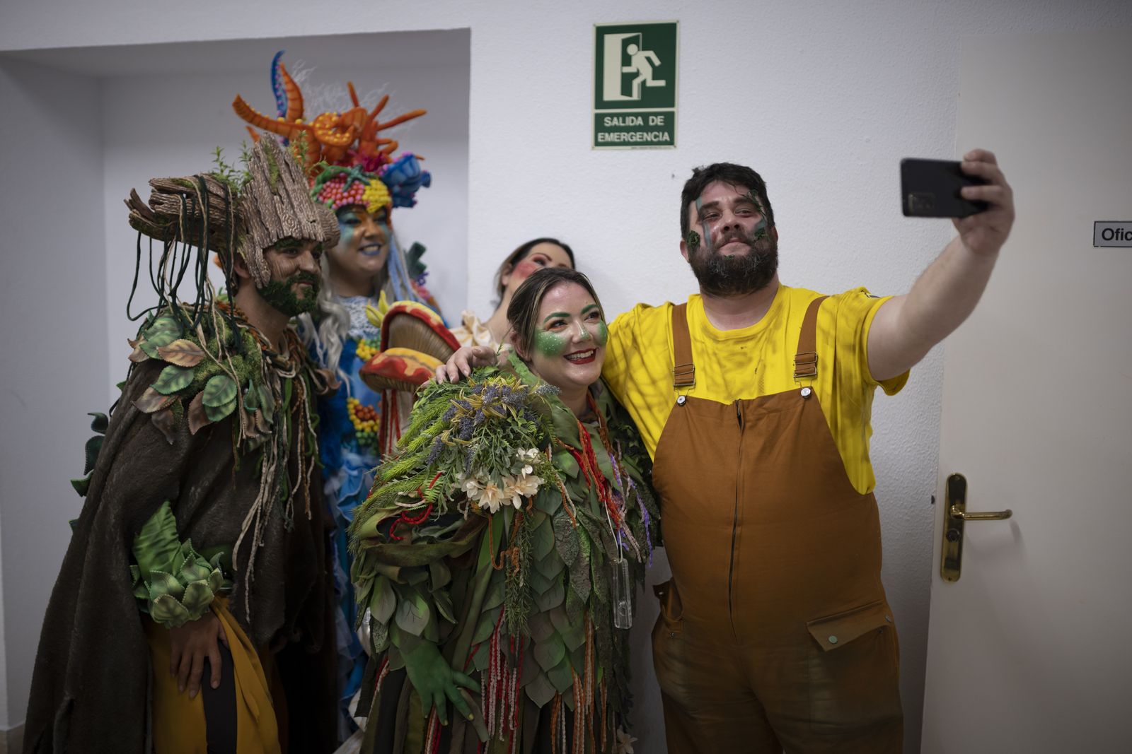 Imágenes de la actuación de la comparsa de Huelva "La vieja verde" en el Carnaval Colombino
