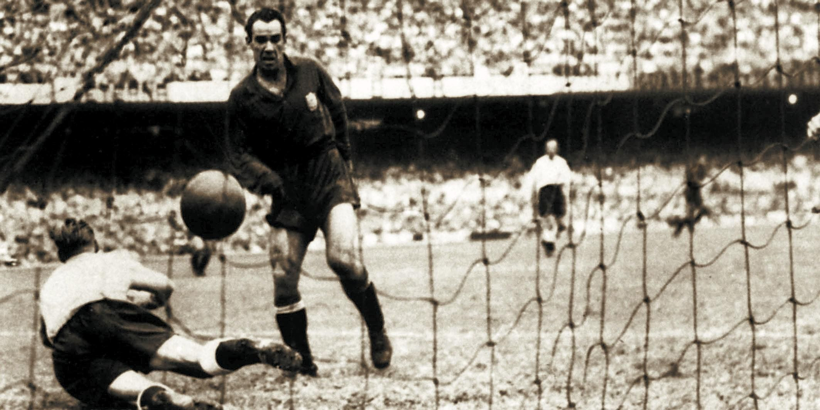 Momento en el que Telmo Zarra bate al portero inglés Williams. Igoa fue el último español en tocar la pelota antes de que le llegara al ariete de Erandio.